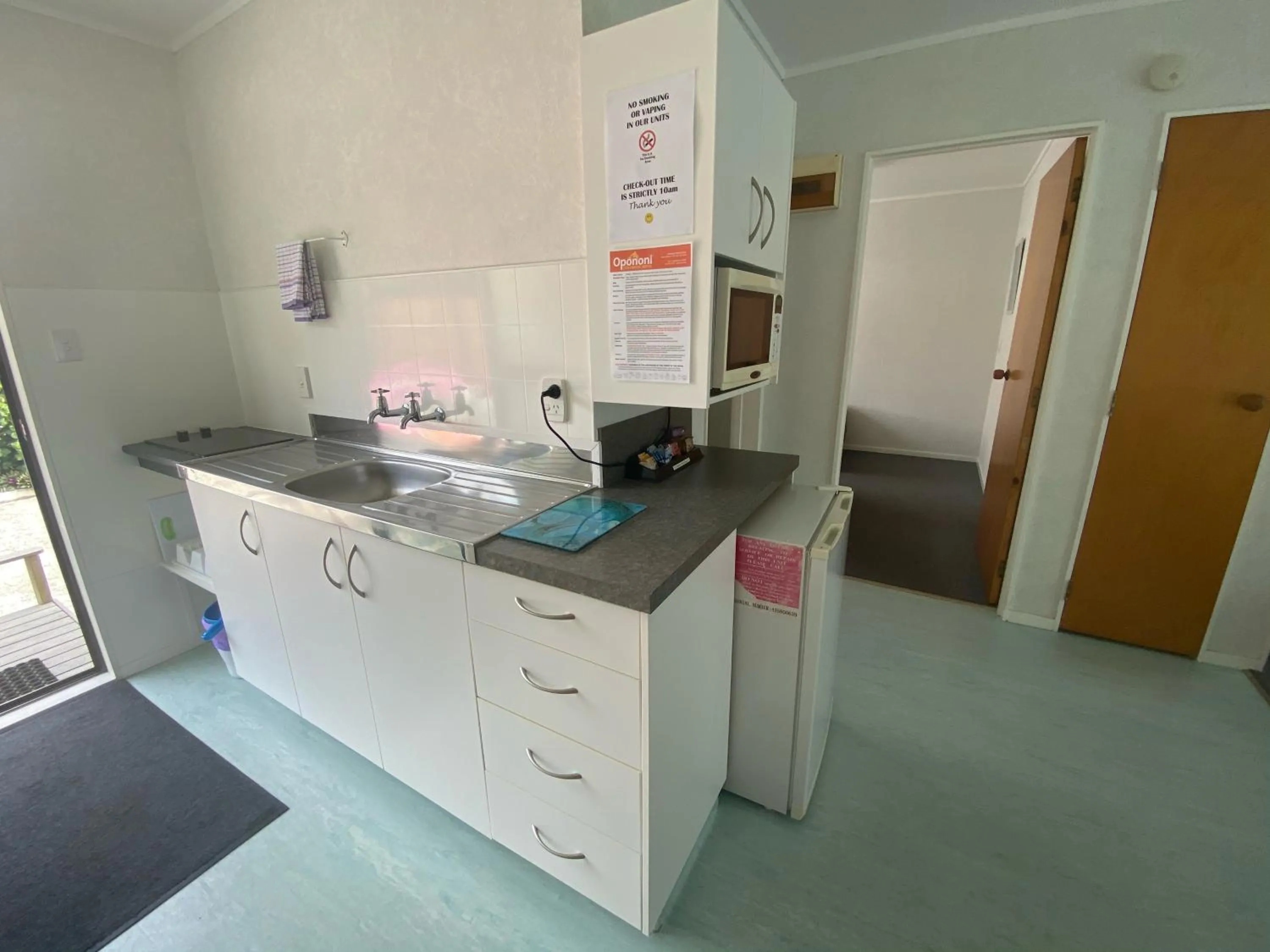 Kitchen or kitchenette in Opononi Lighthouse Motel