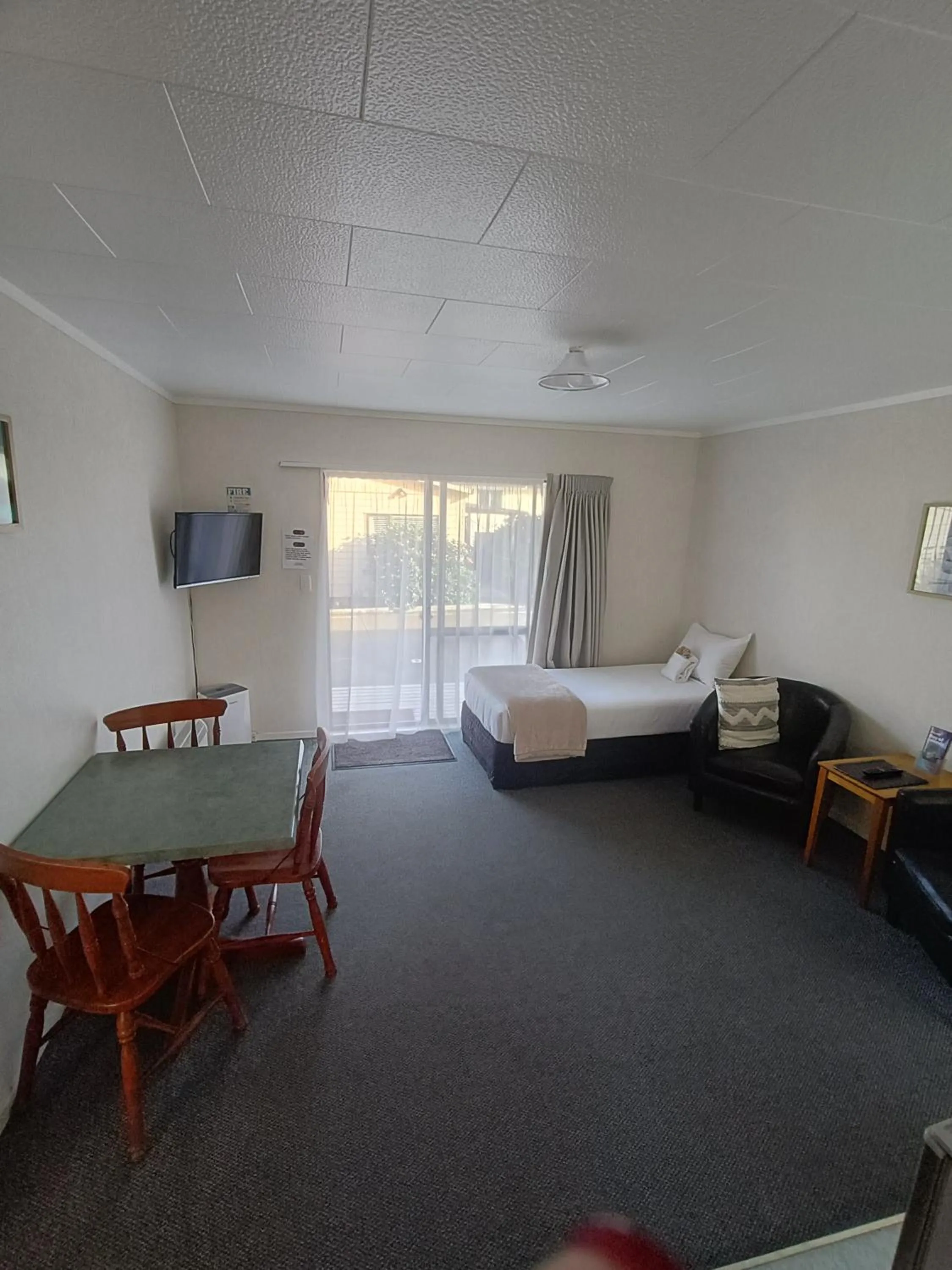 Photo of the whole room, Bed in Opononi Lighthouse Motel