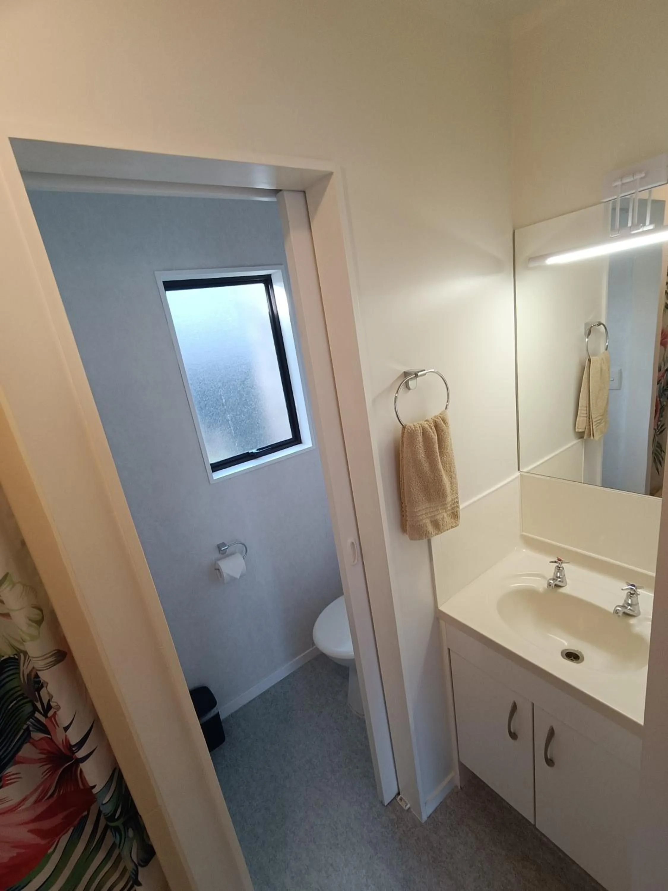 Bathroom in Opononi Lighthouse Motel