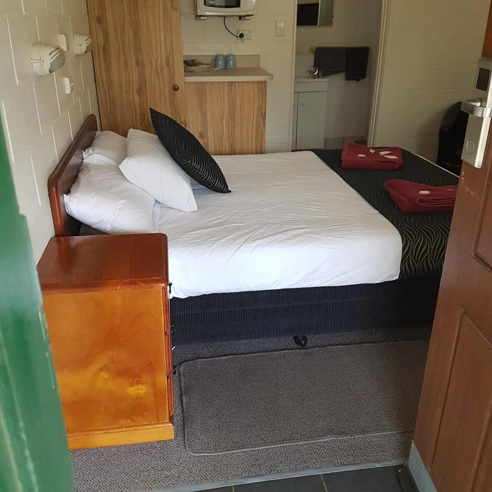 Bed in Golden Peak Motel PeakHill