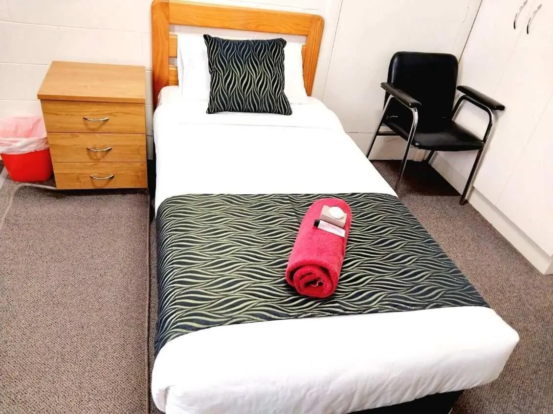 Bed in Golden Peak Motel PeakHill
