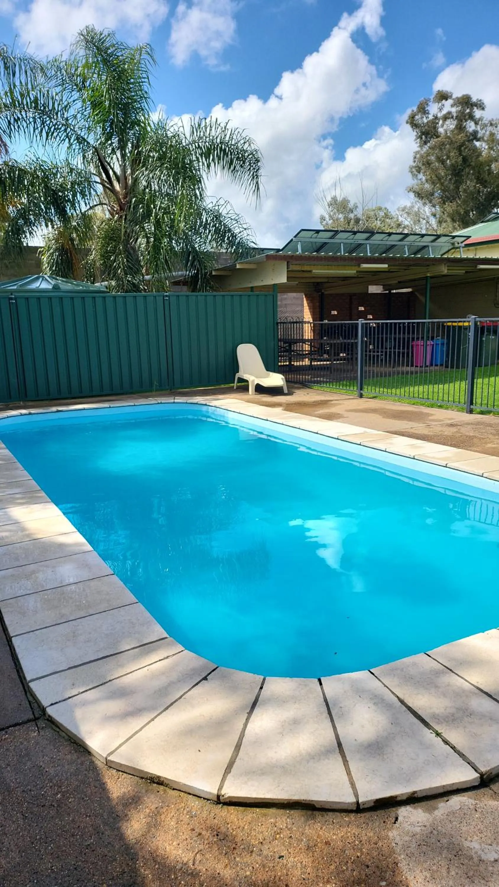 Swimming pool in Golden Peak Motel PeakHill