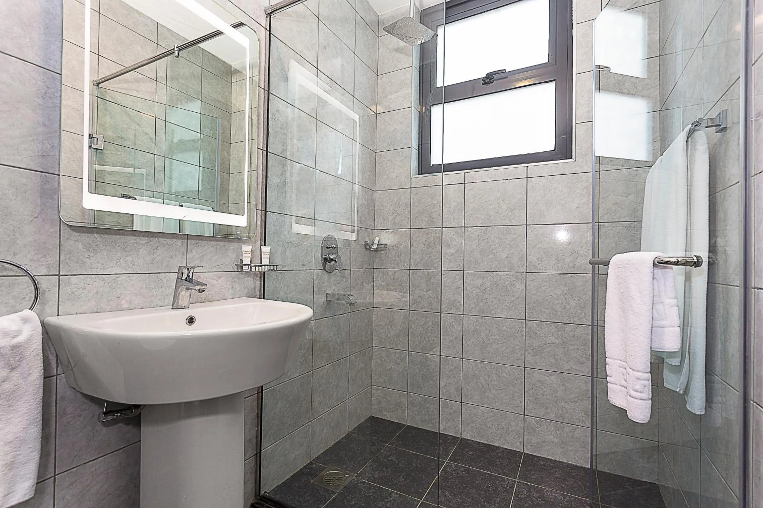 L'Aziz Suites - Near Aga Khan Hospital