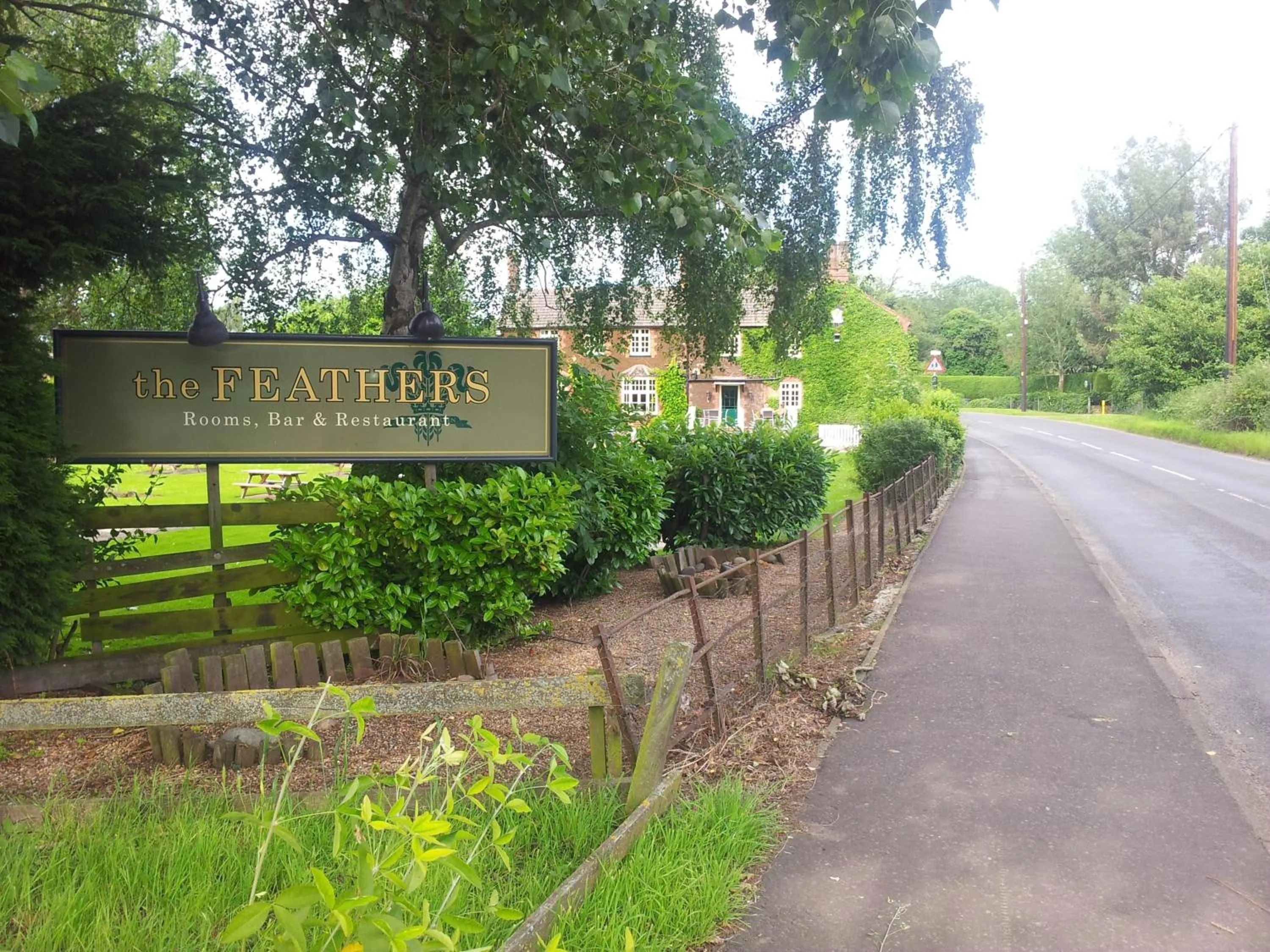Facade/entrance in The Feathers
