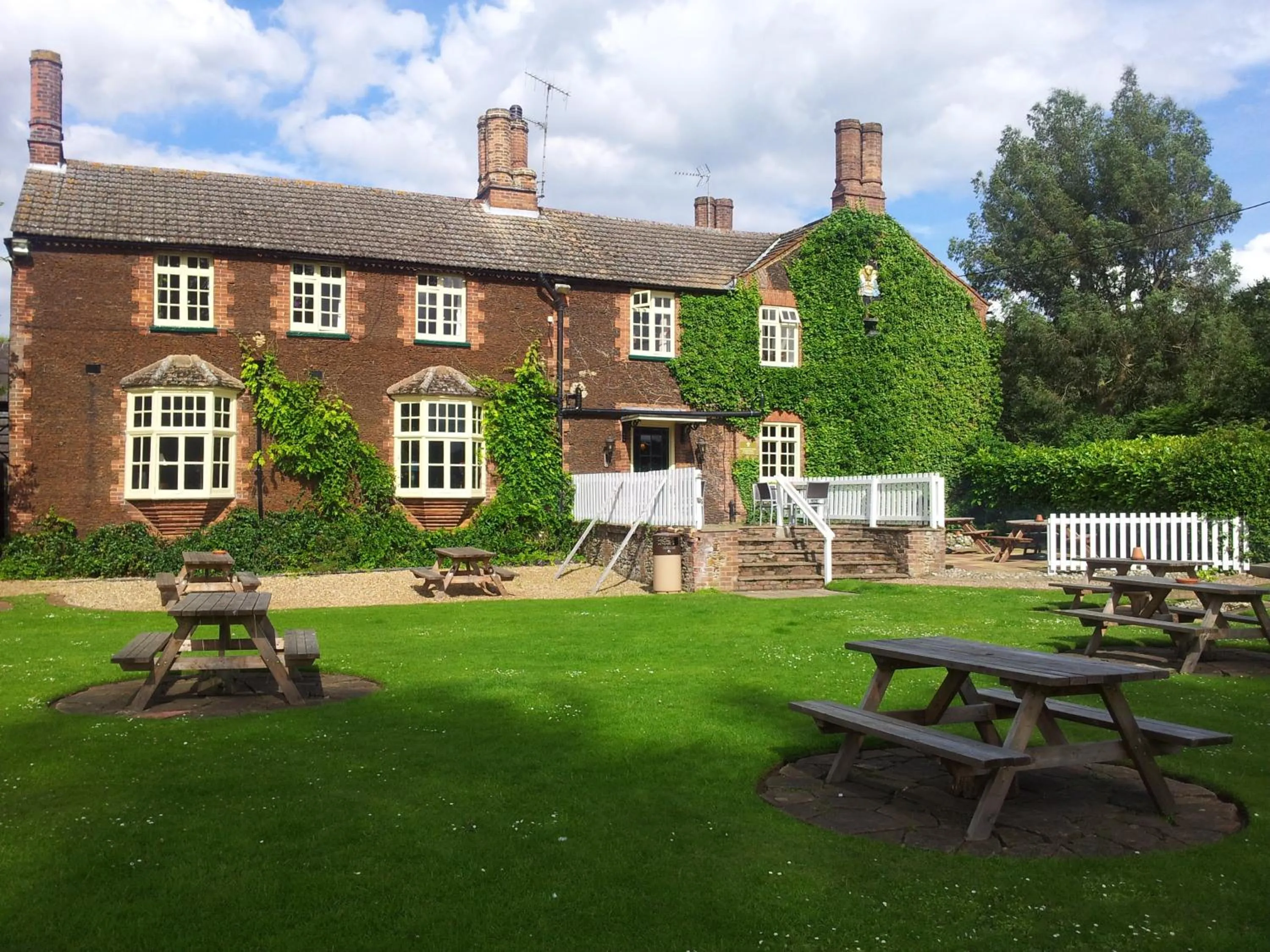 Property building in The Feathers