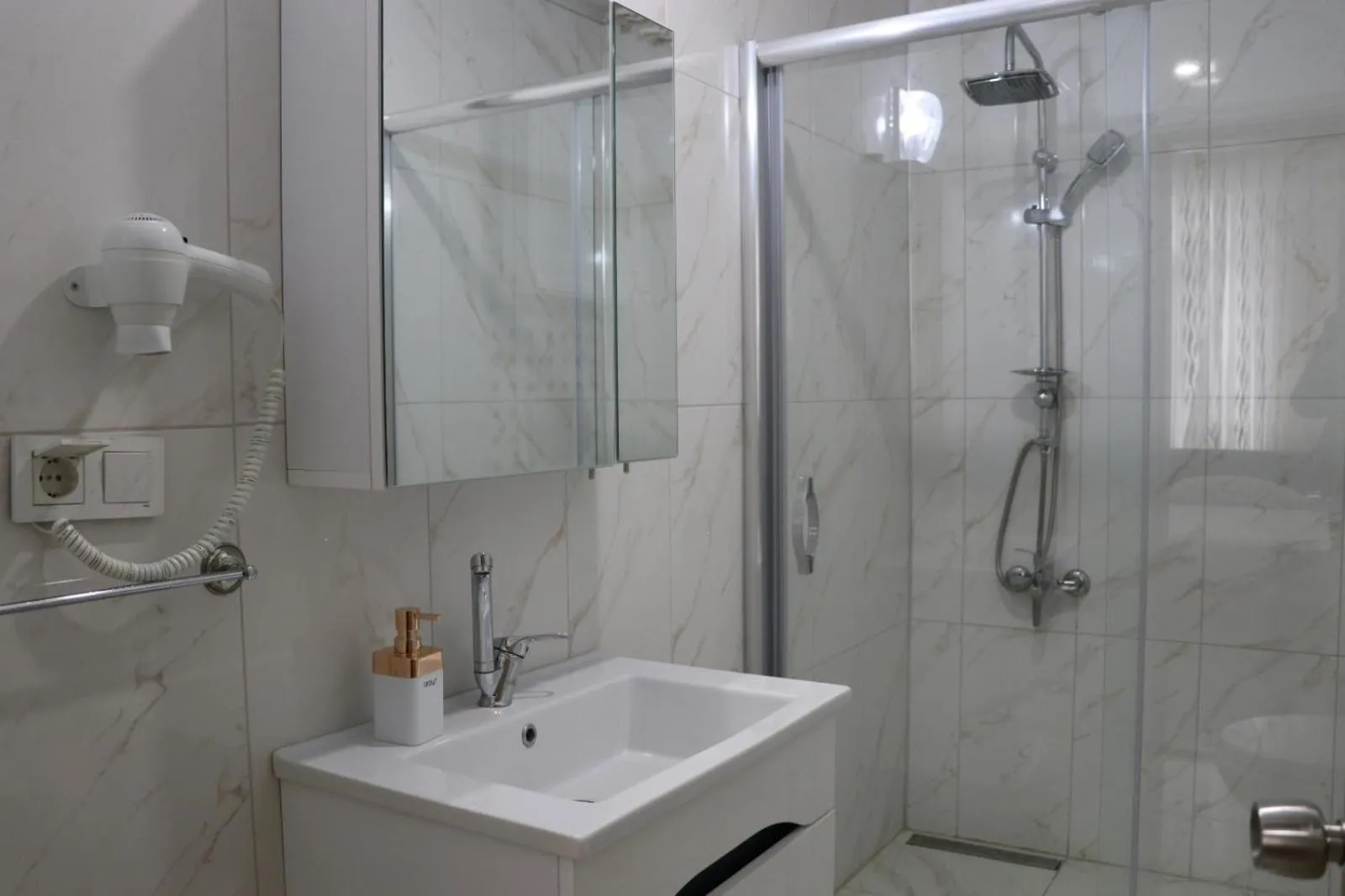 Shower in Golden Apple Hotel