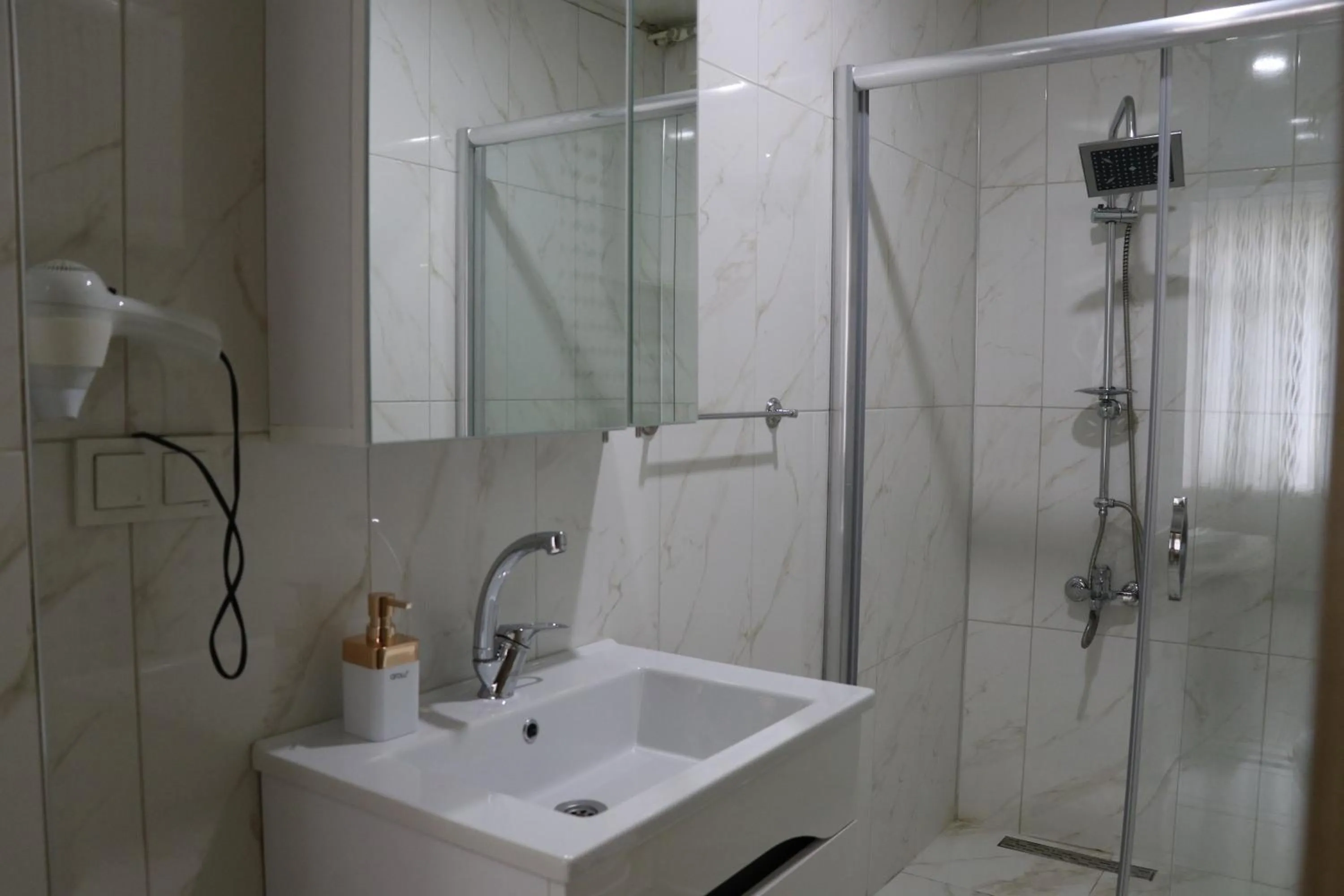 Shower in Golden Apple Hotel