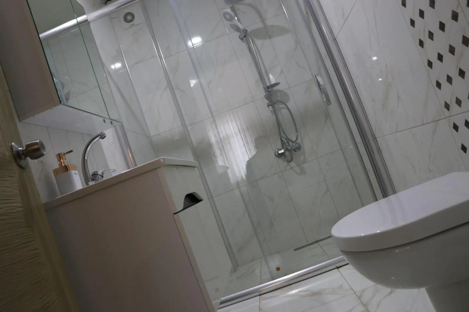 Shower in Golden Apple Hotel