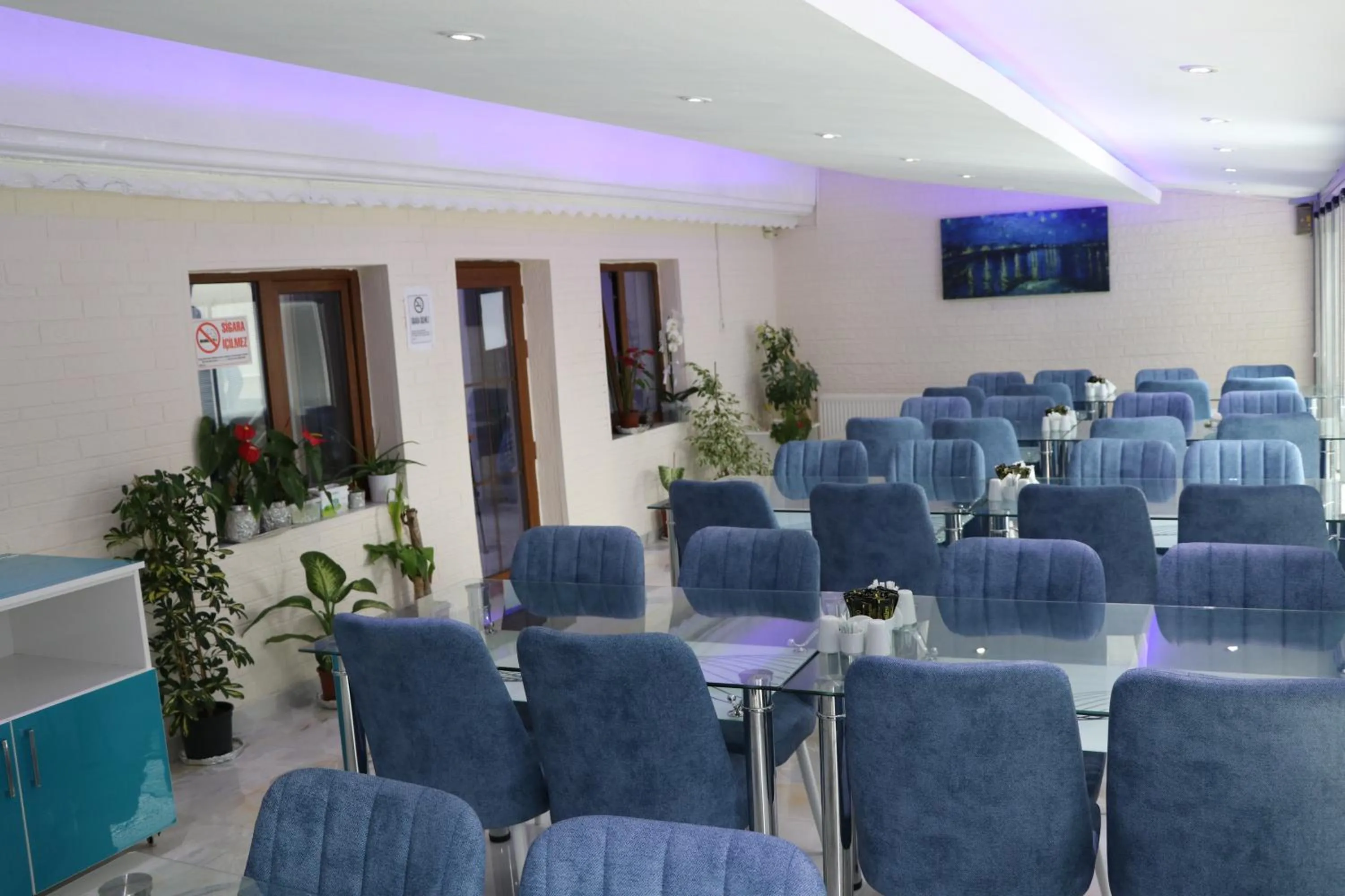 Restaurant/places to eat in Golden Apple Hotel