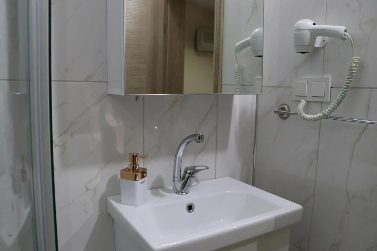 Shower in Golden Apple Hotel