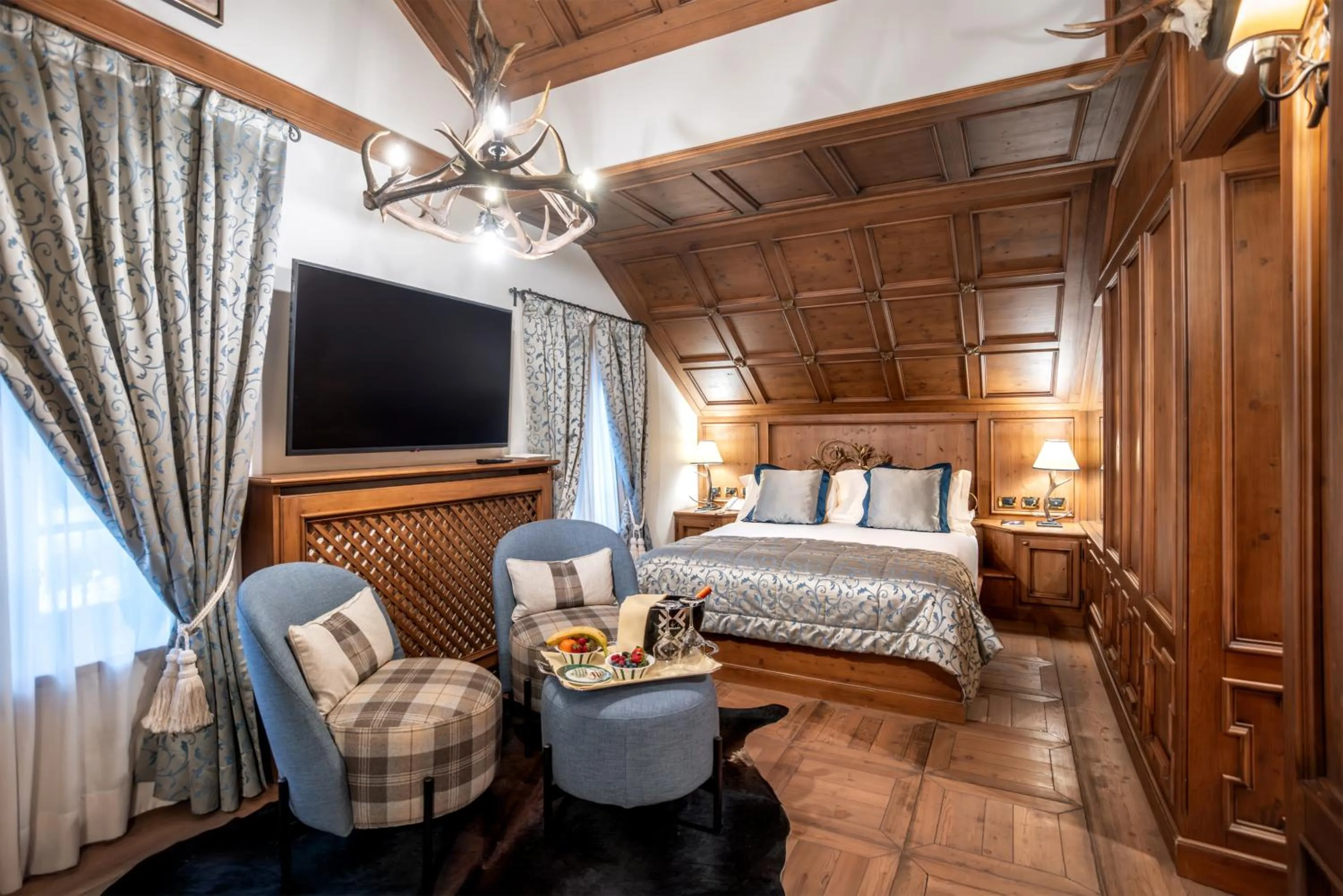 Photo of the whole room, Bed in Ambra Cortina Luxury&Fashion Hotel