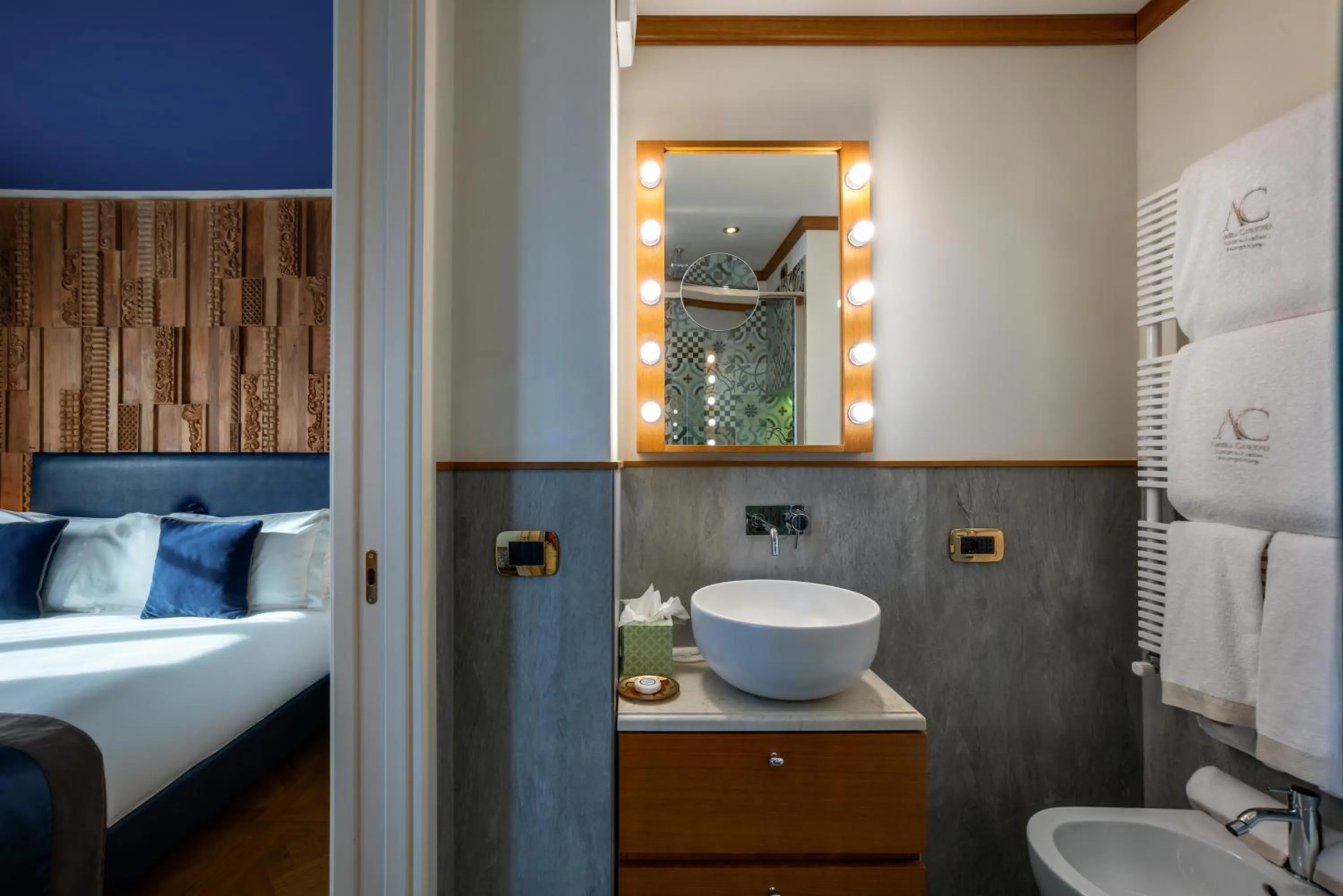 Shower, Bed in Ambra Cortina Luxury&Fashion Hotel