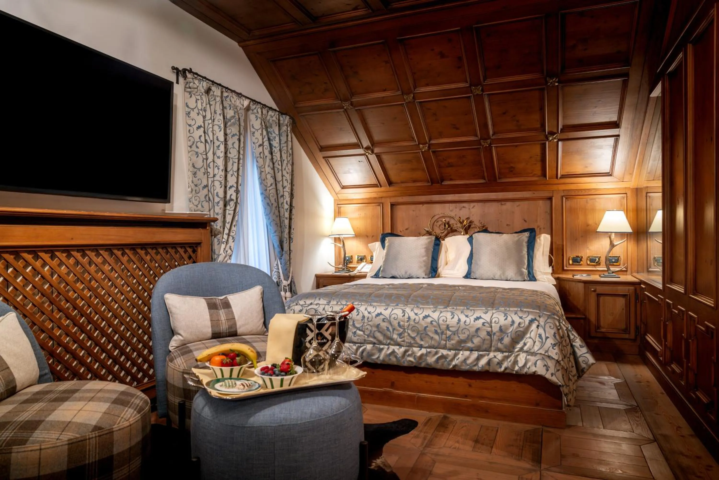 Seating area, Bed in Ambra Cortina Luxury&Fashion Hotel