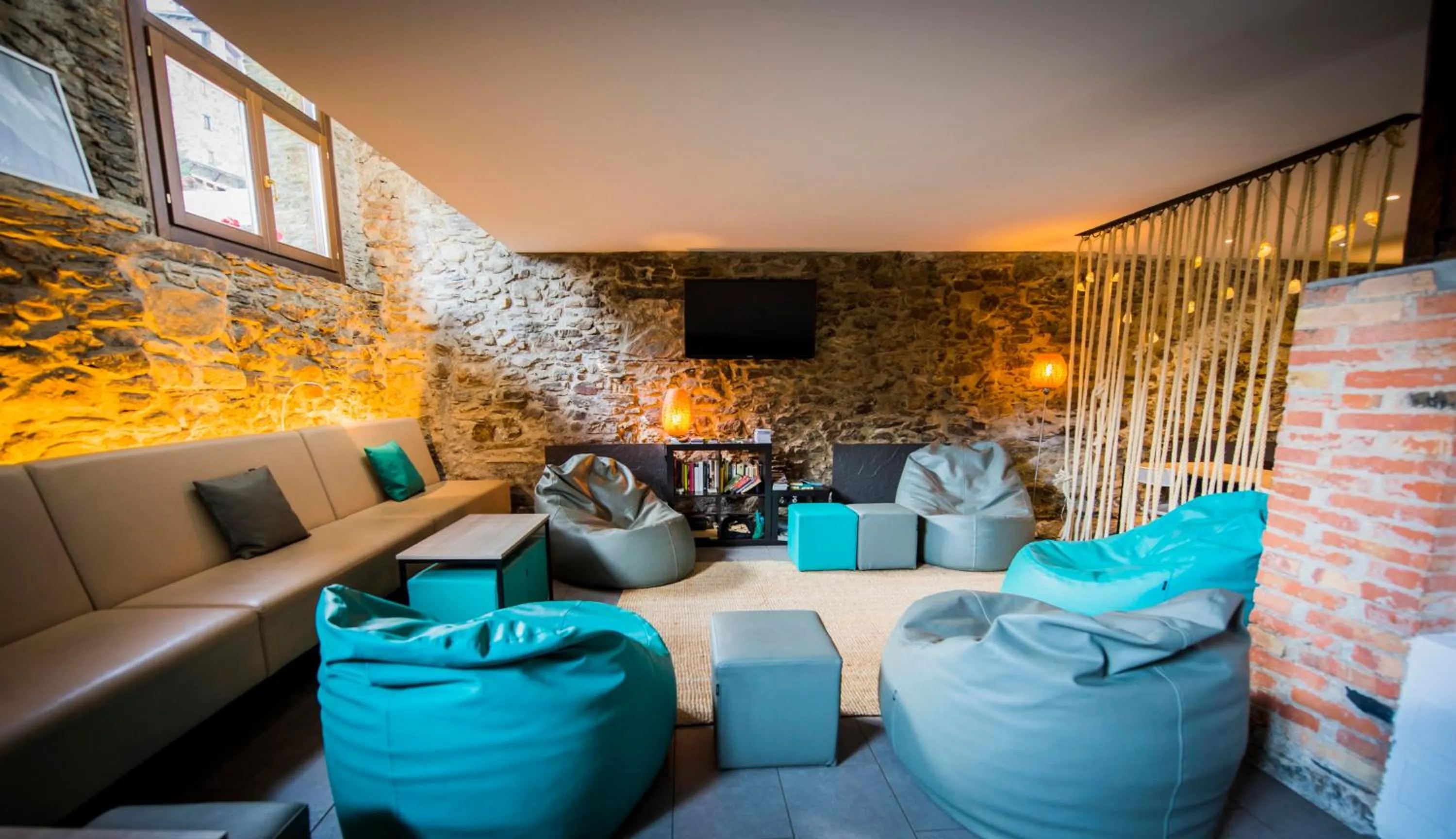 Communal lounge/ TV room in Mountain Hostel Tarter
