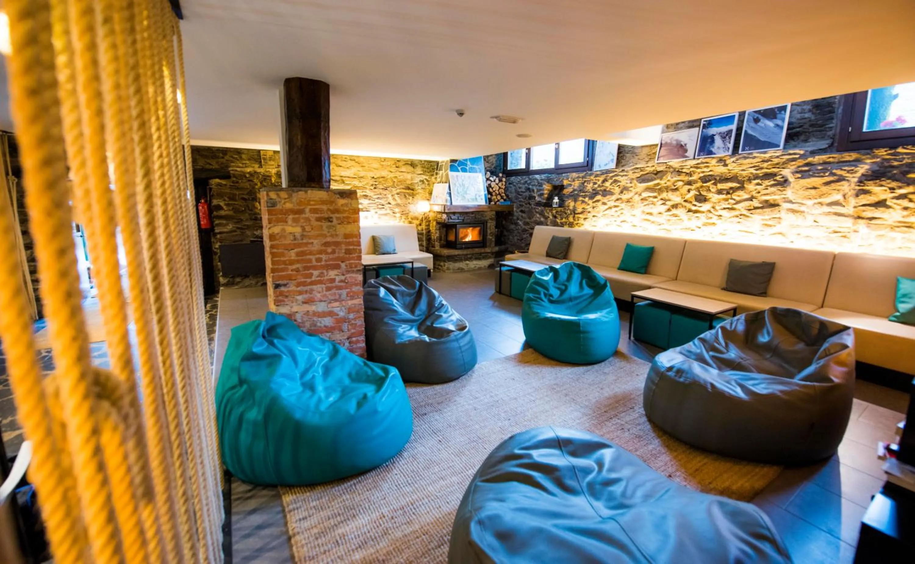 Communal lounge/ TV room in Mountain Hostel Tarter