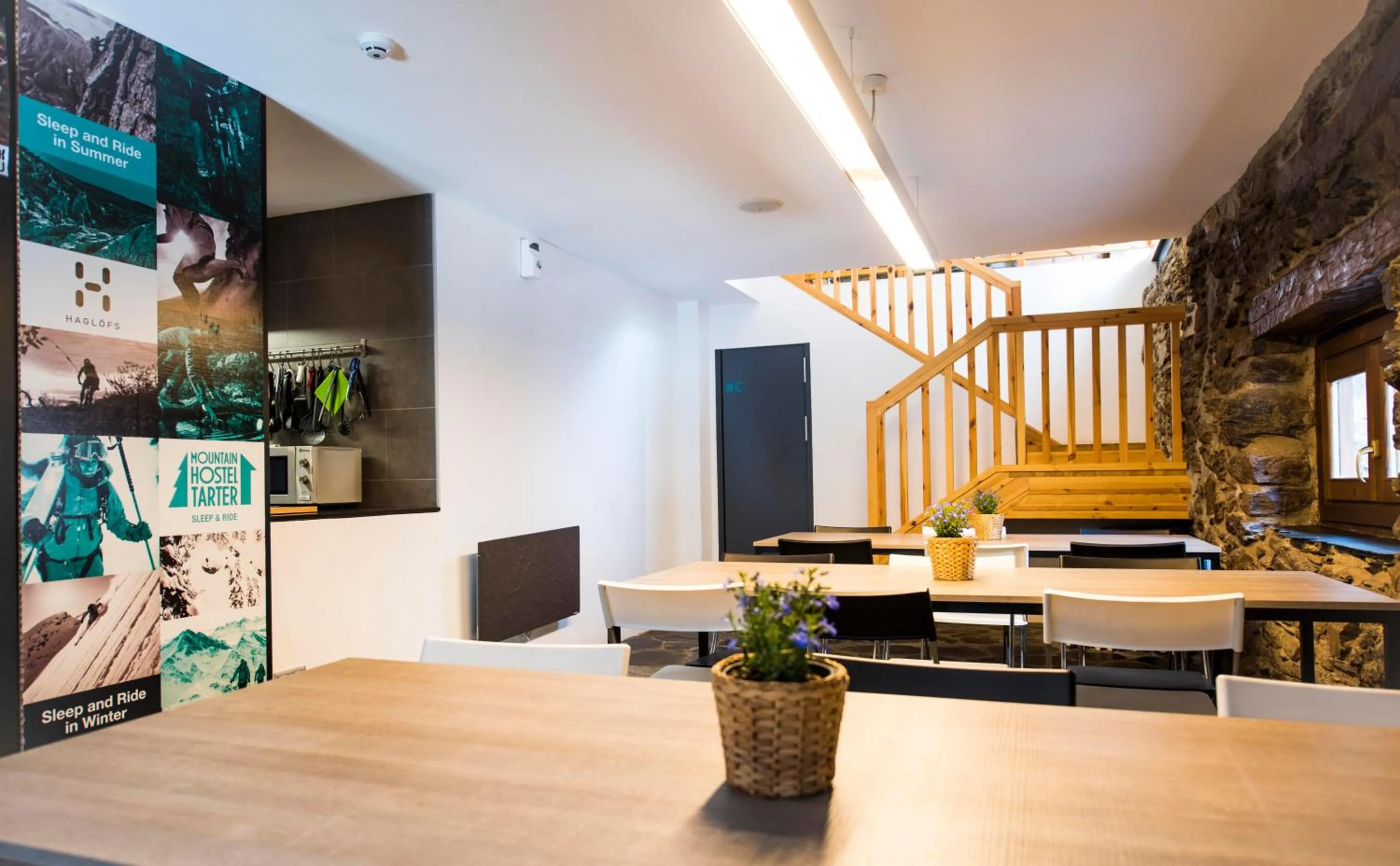 Communal lounge/ TV room in Mountain Hostel Tarter