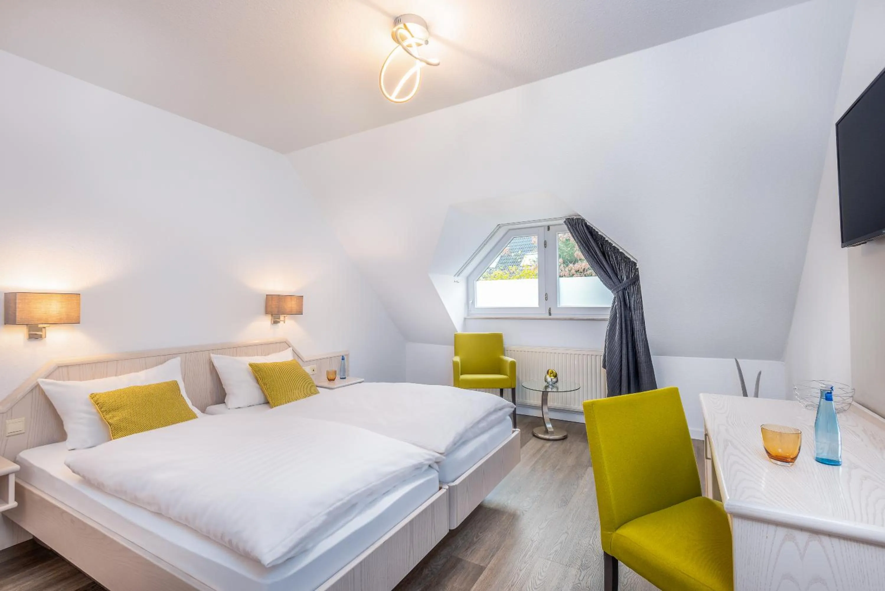 Photo of the whole room, Bed in Hotel Zur Krone