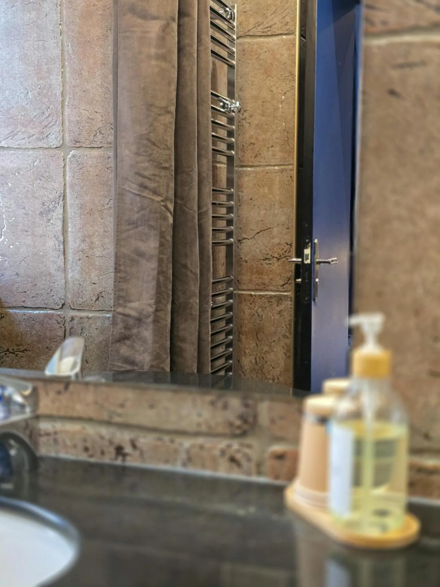 Shower in Hôtel Les Voyageurs