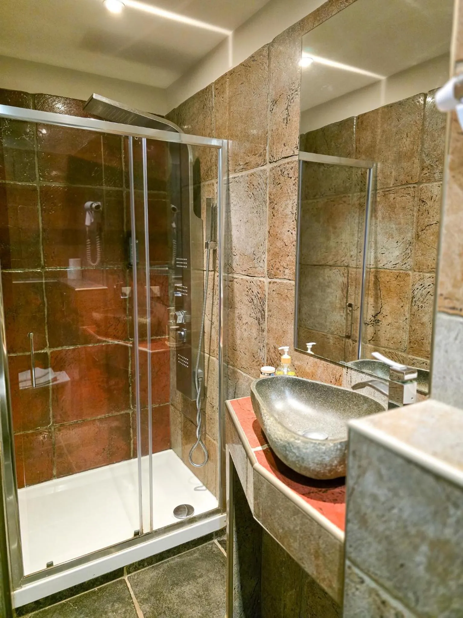Shower in Hôtel Les Voyageurs