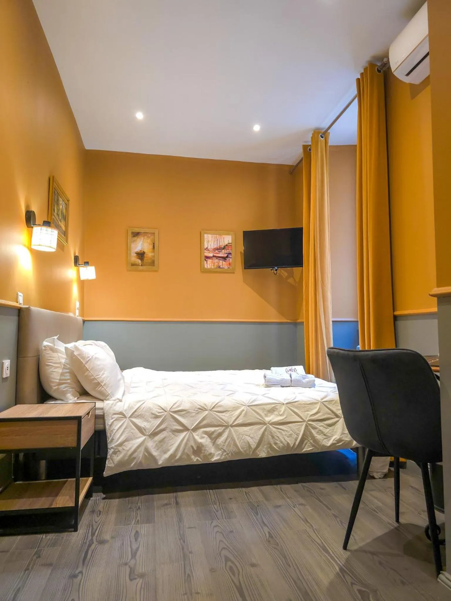 Bed in Hôtel Les Voyageurs