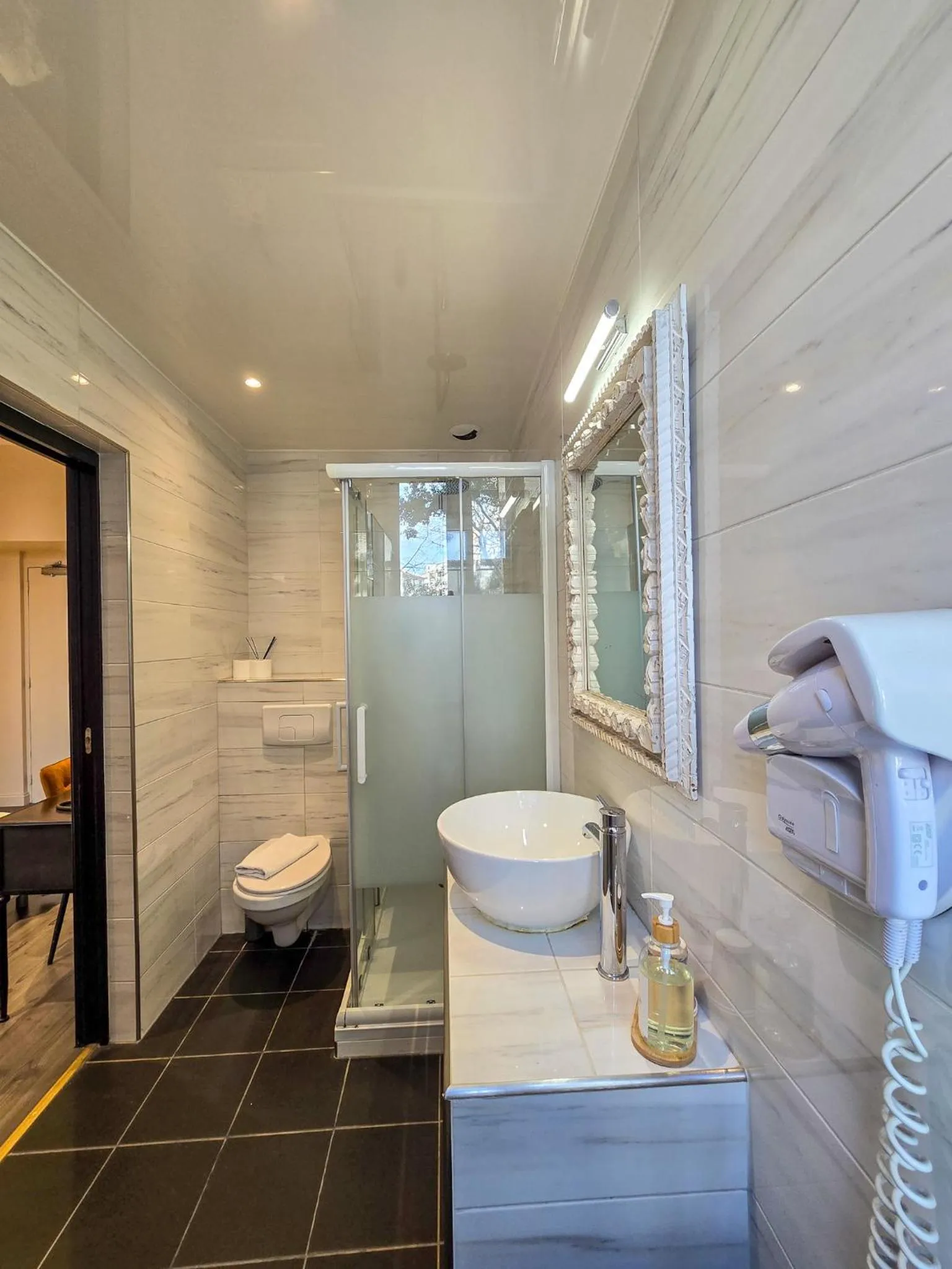 Shower in Hôtel Les Voyageurs