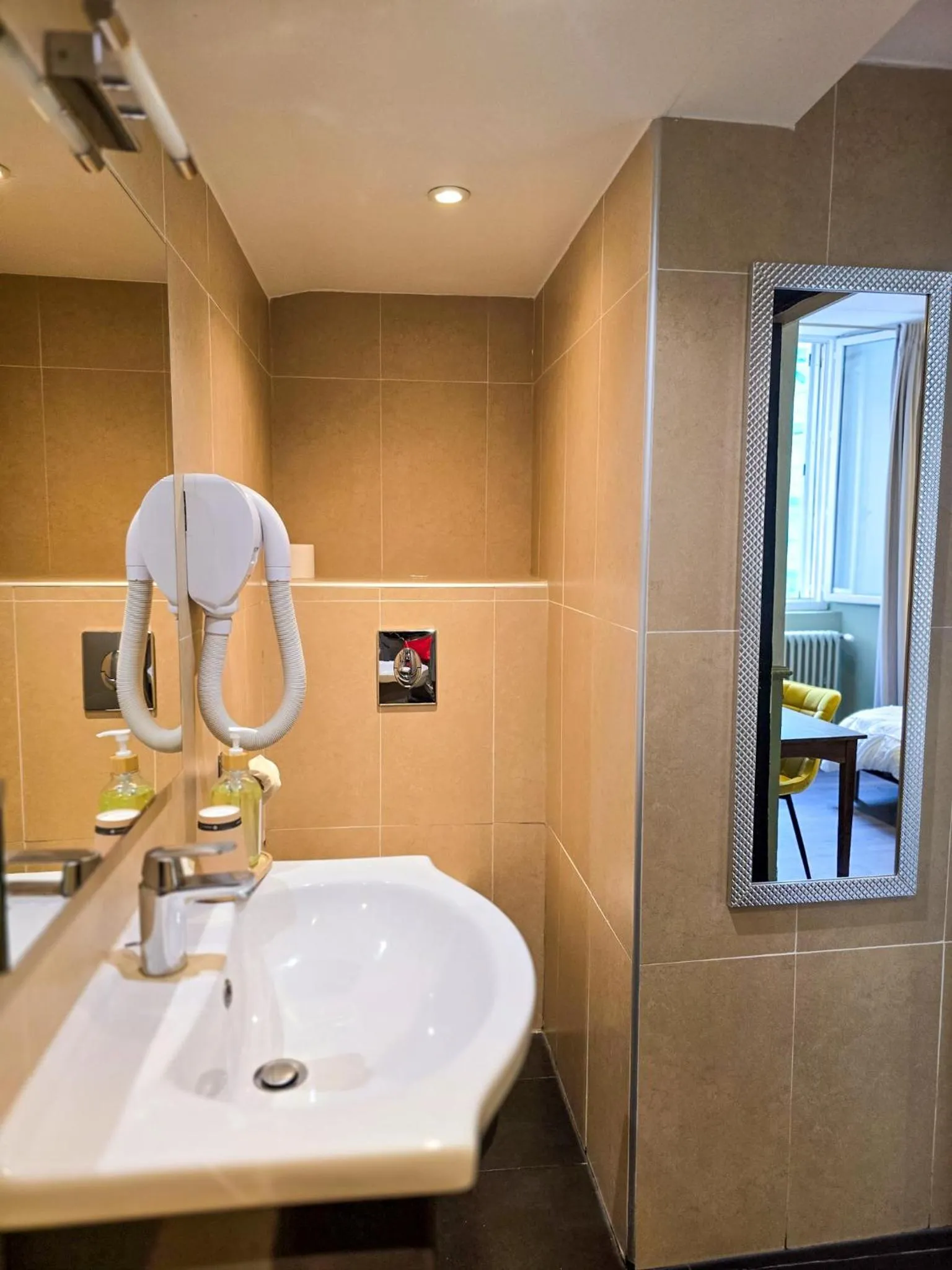 Bathroom in Hôtel Les Voyageurs