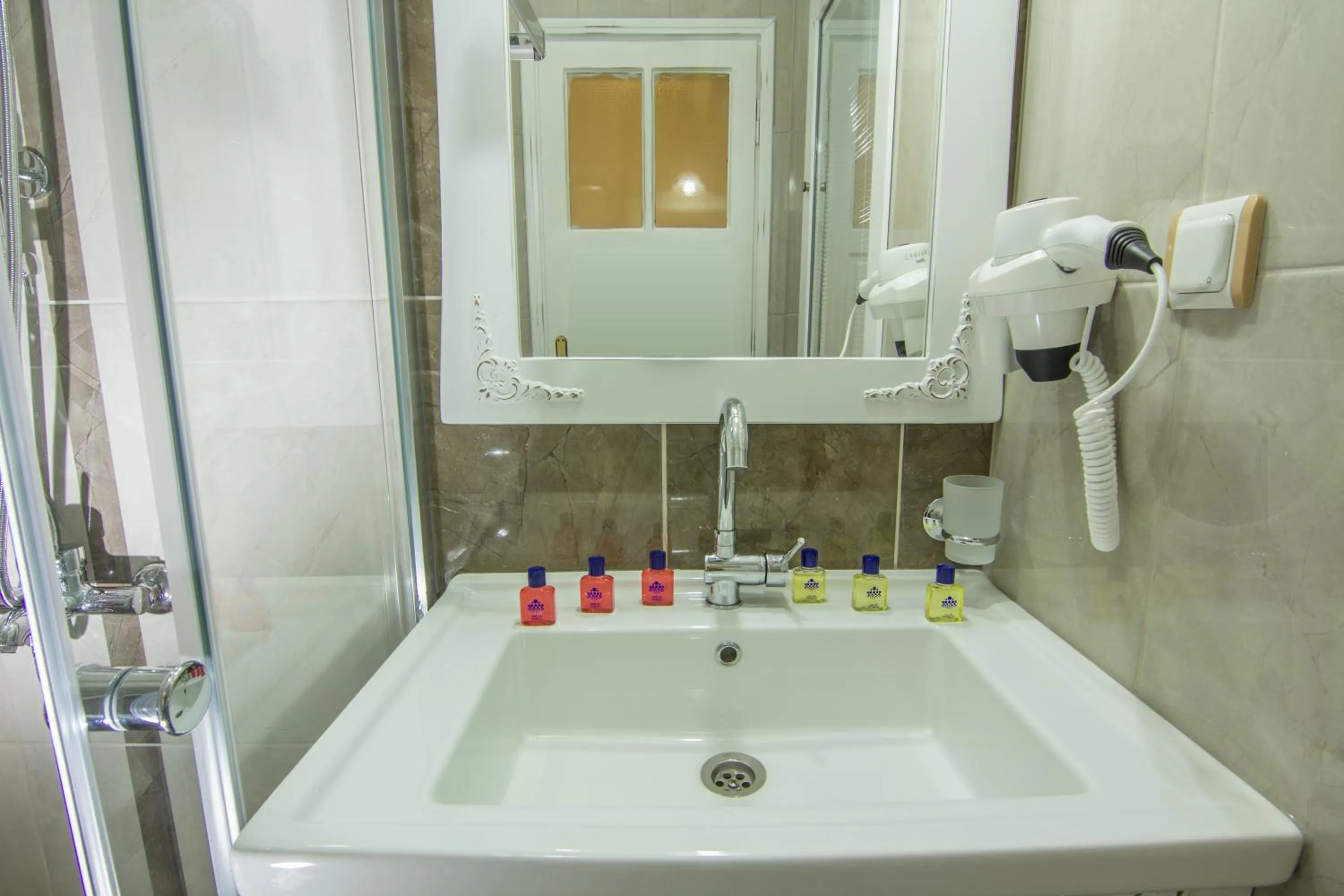 Shower in Hotel Karbel Sun