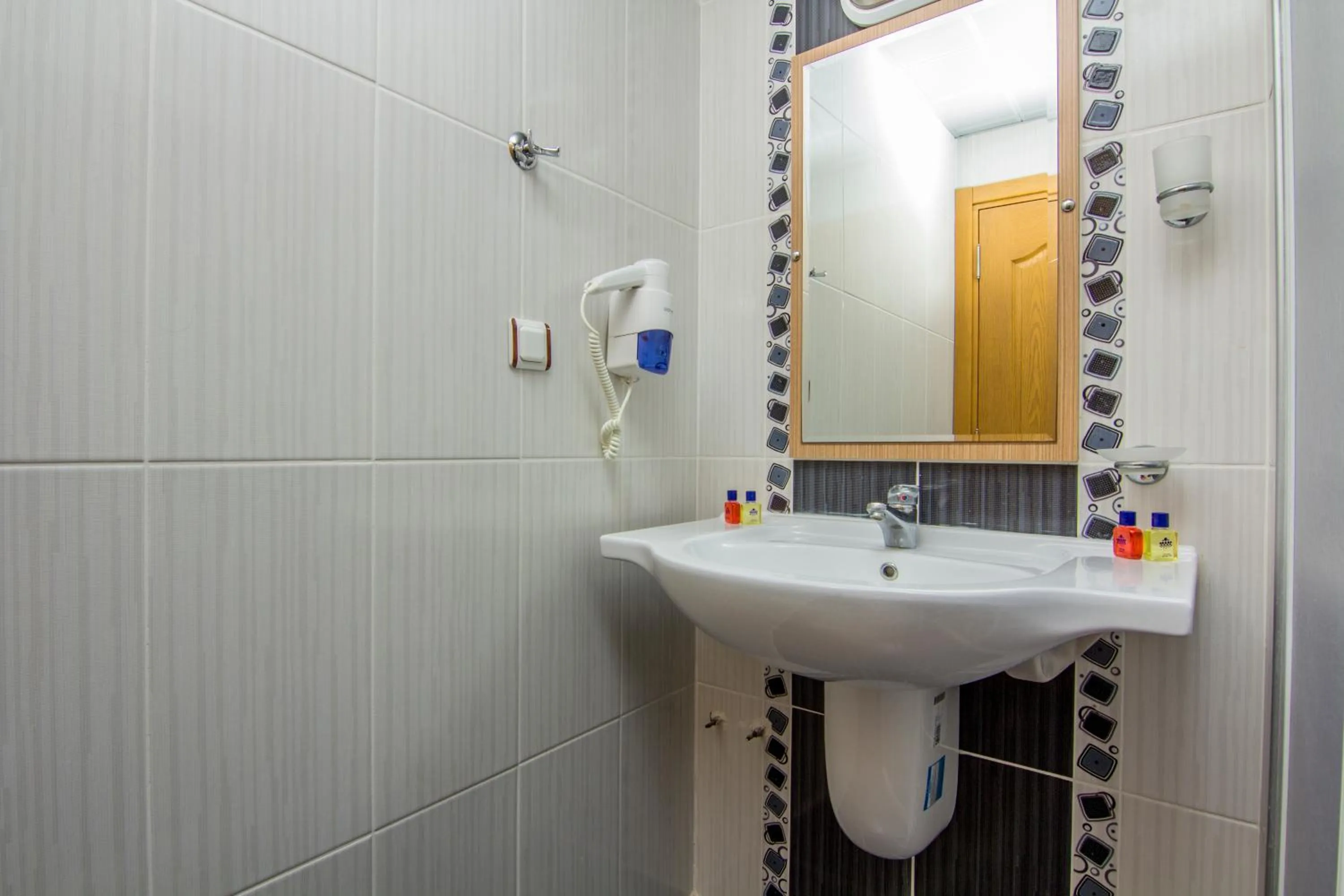 Toilet in Hotel Karbel Sun