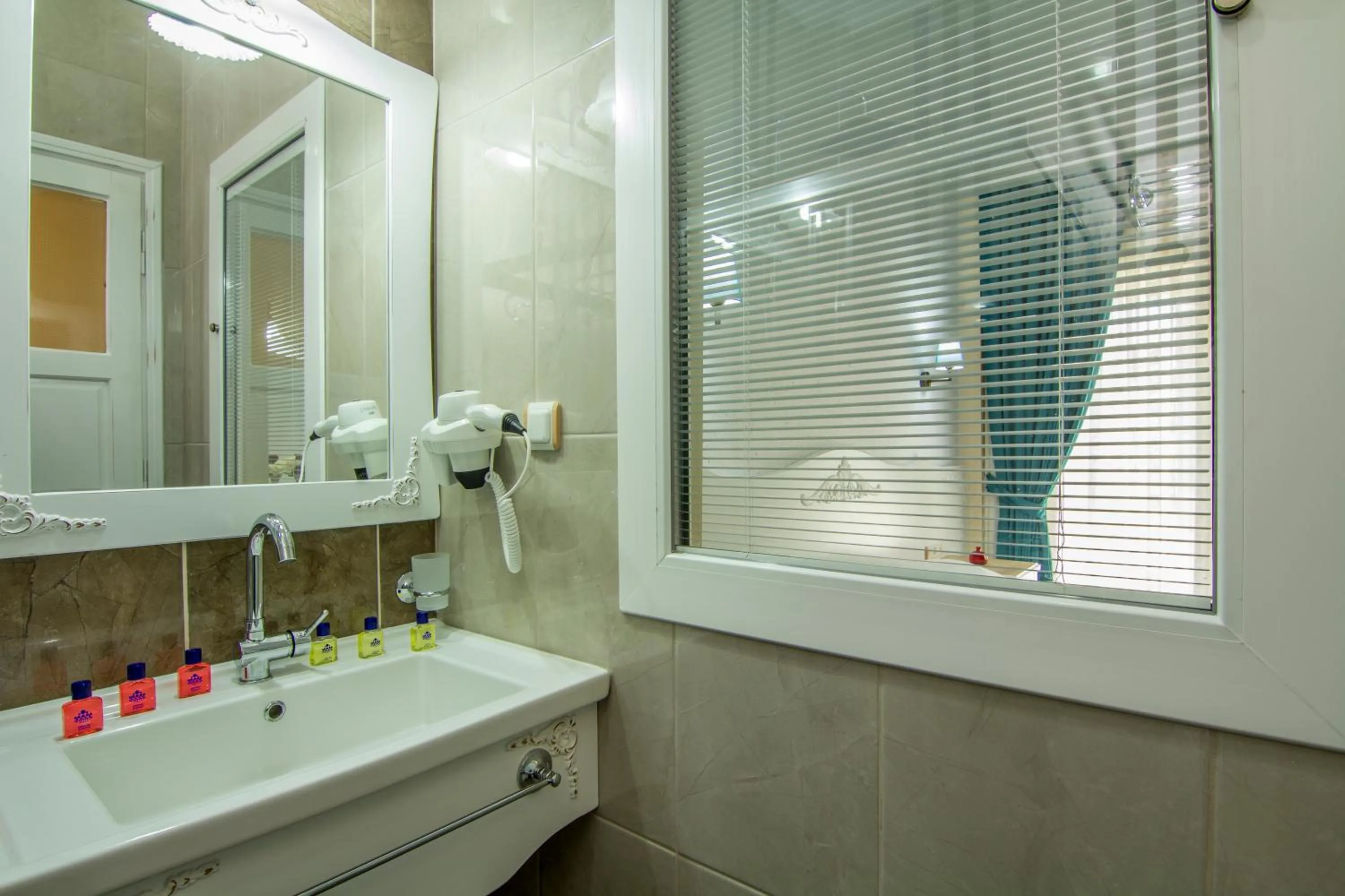 Shower in Hotel Karbel Sun