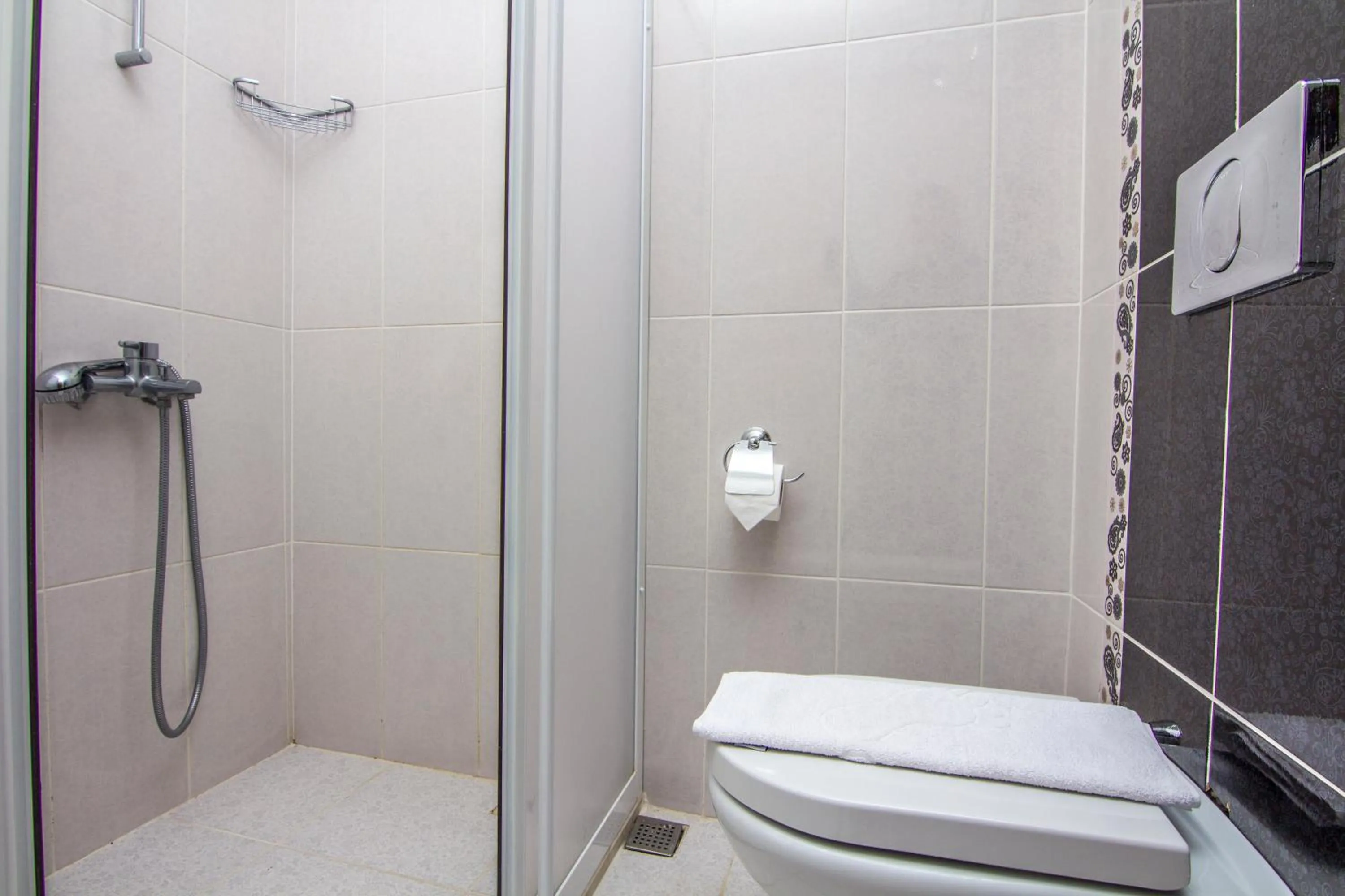 Shower in Hotel Karbel Sun