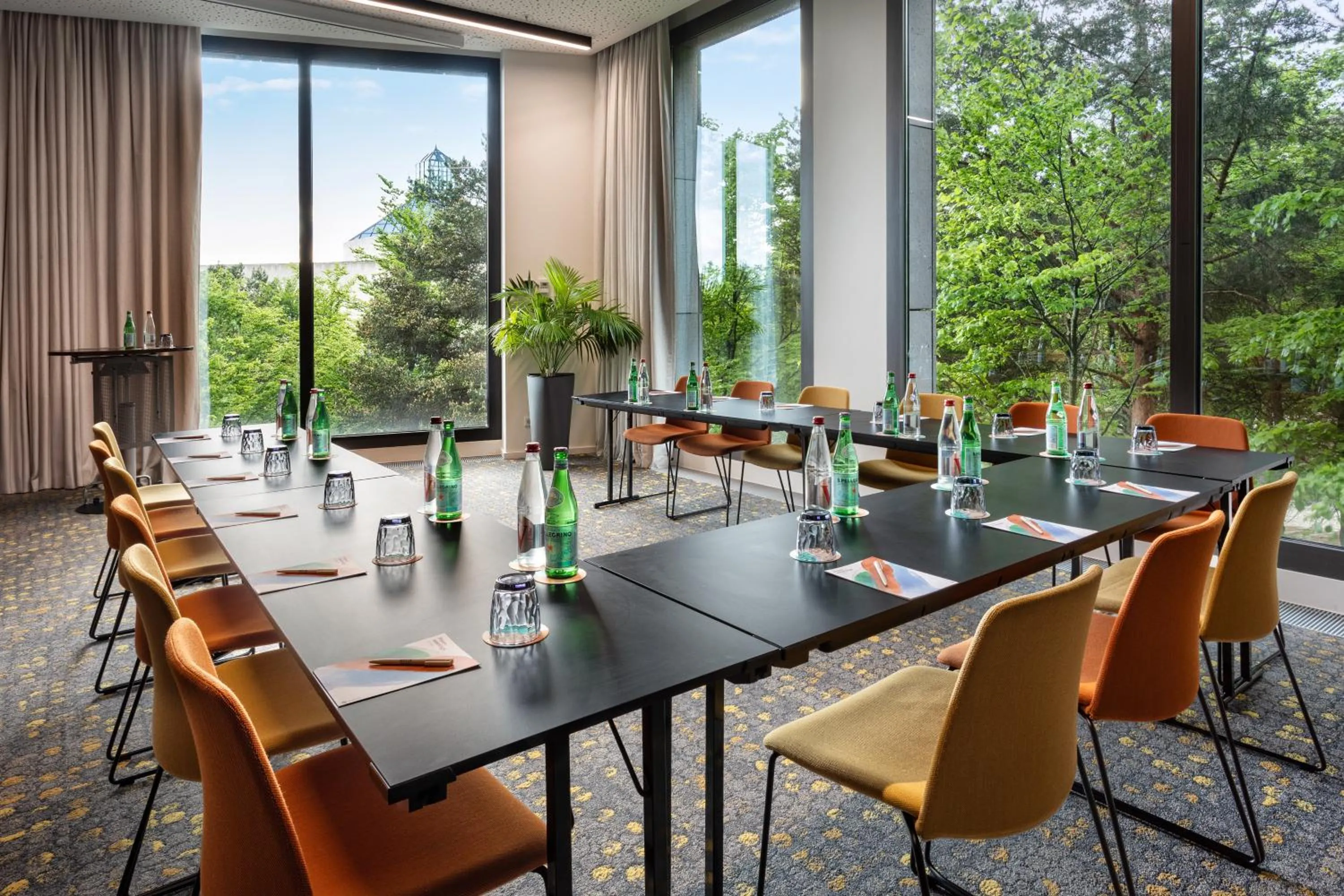 Restaurant/places to eat in Melia Luxembourg