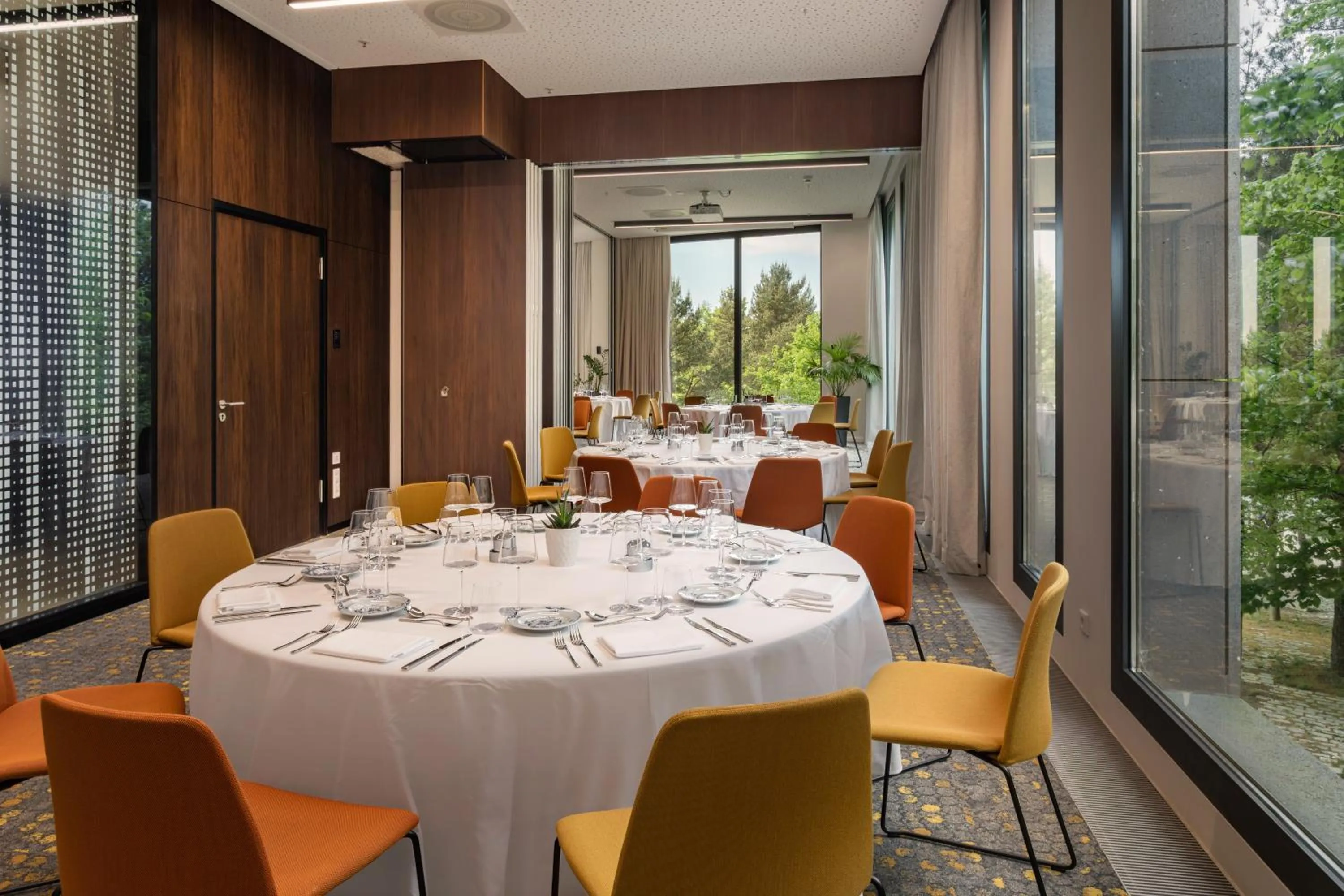 Restaurant/places to eat in Melia Luxembourg