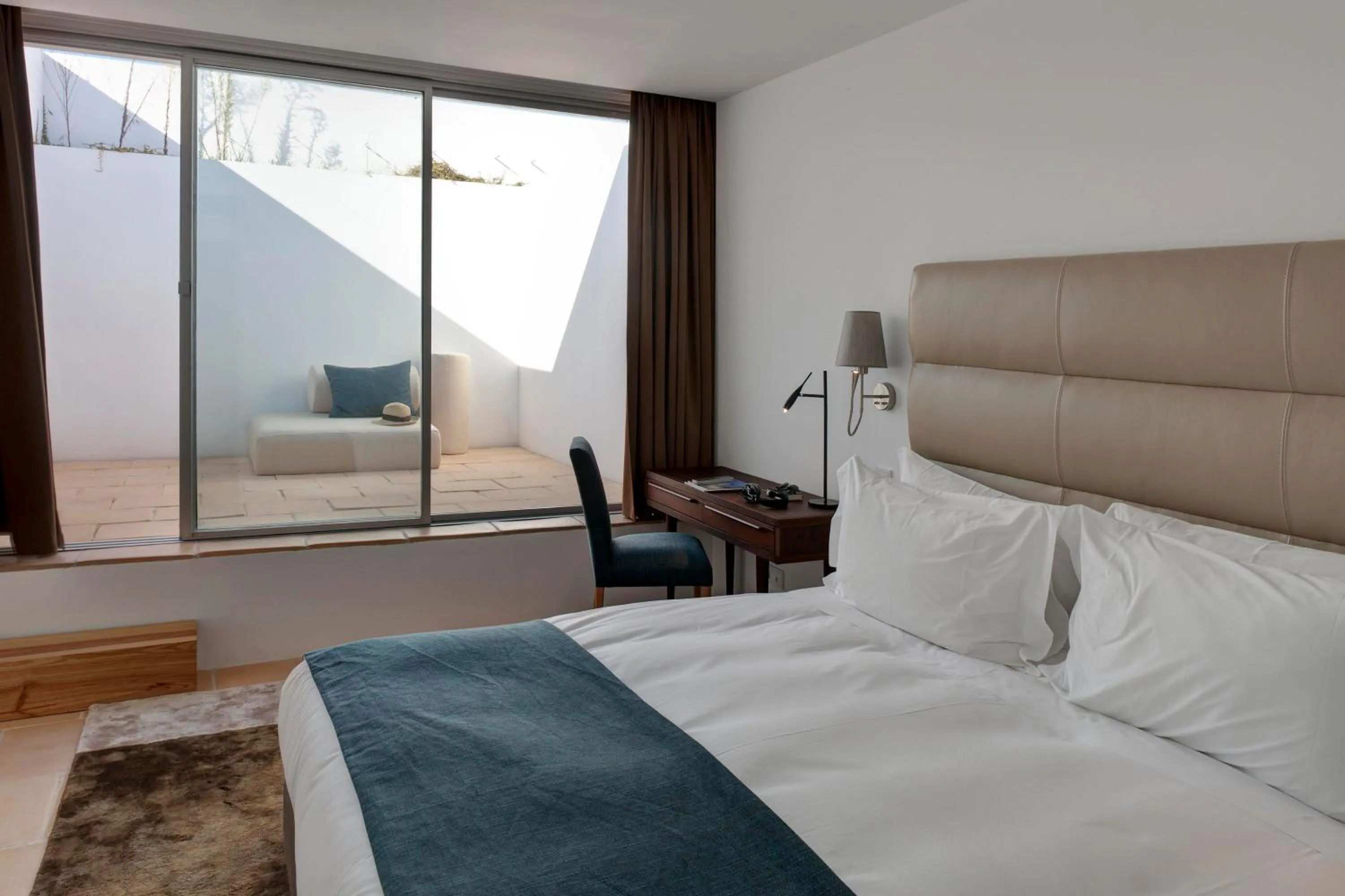 Balcony/Terrace, Bed in Bom Sucesso Resort