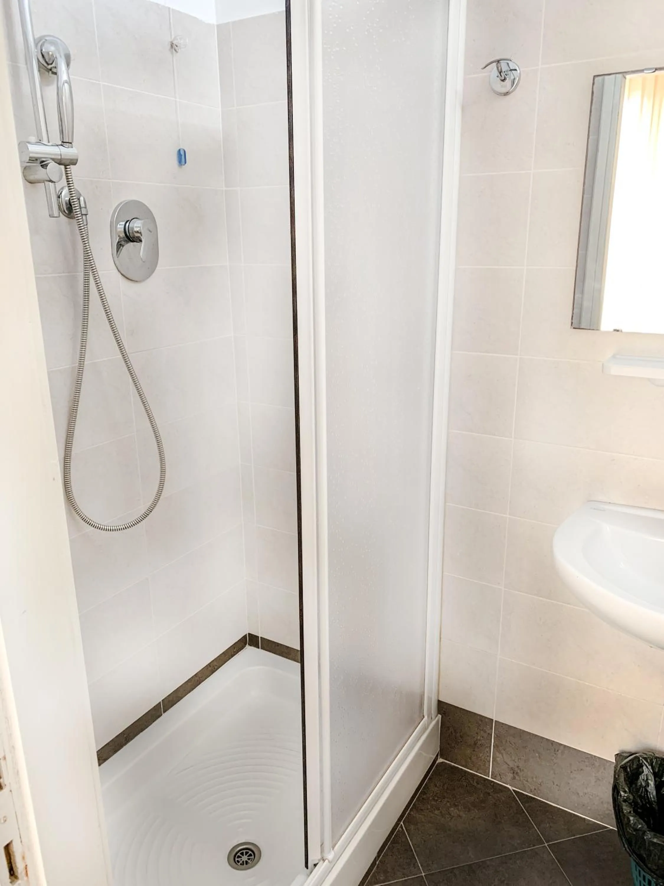 Shower in Hotel President's