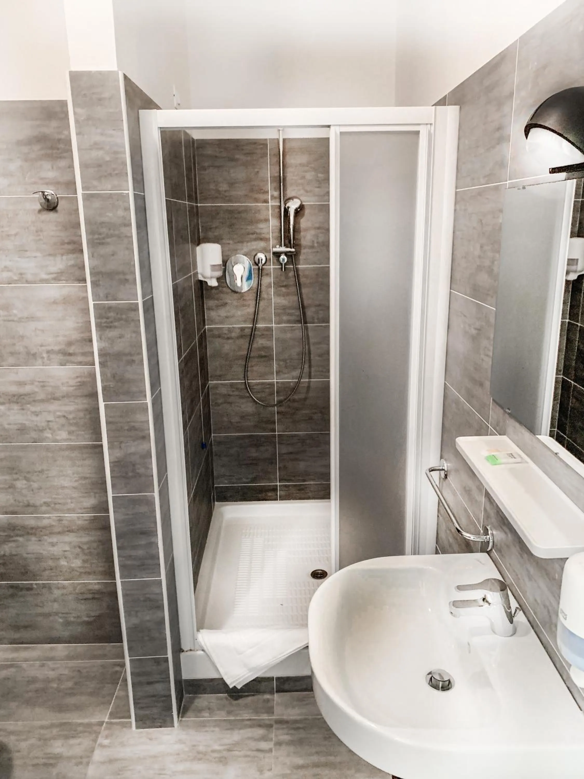 Shower in Hotel President's