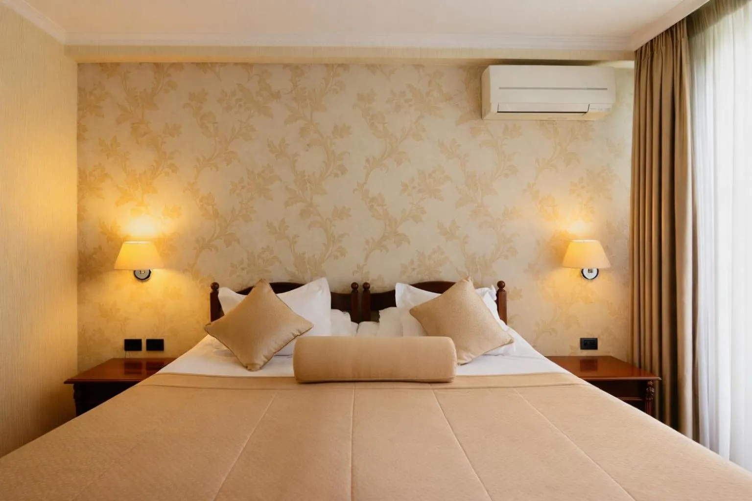 Bedroom, Bed in Grand Hotel & Spa Tirana