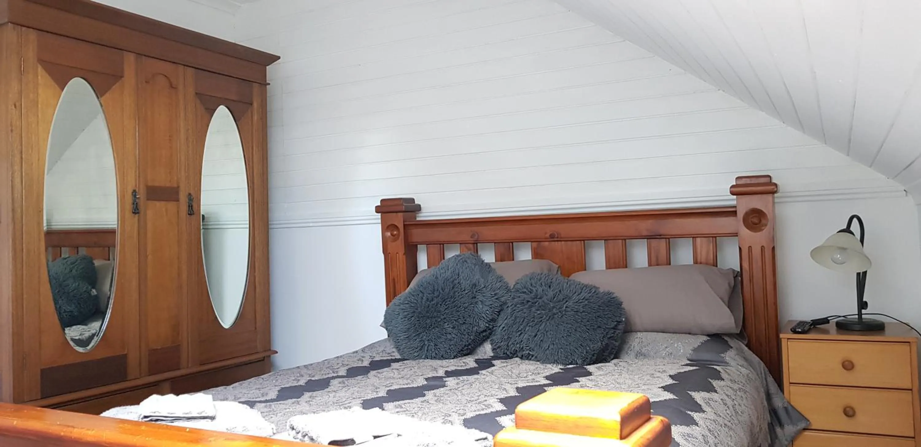 Queen Room with Shared Bathroom in Barrington Church B&B