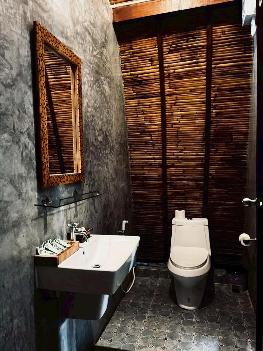 Toilet in Cicada Lanta