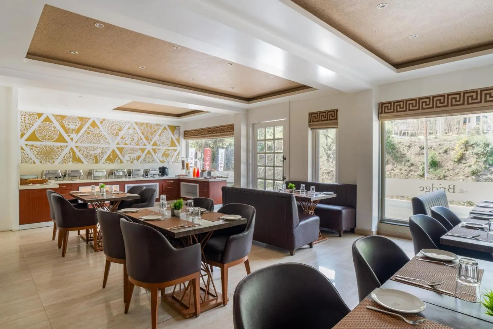 Restaurant/places to eat in Clarks Inn Bhowali, Nainital