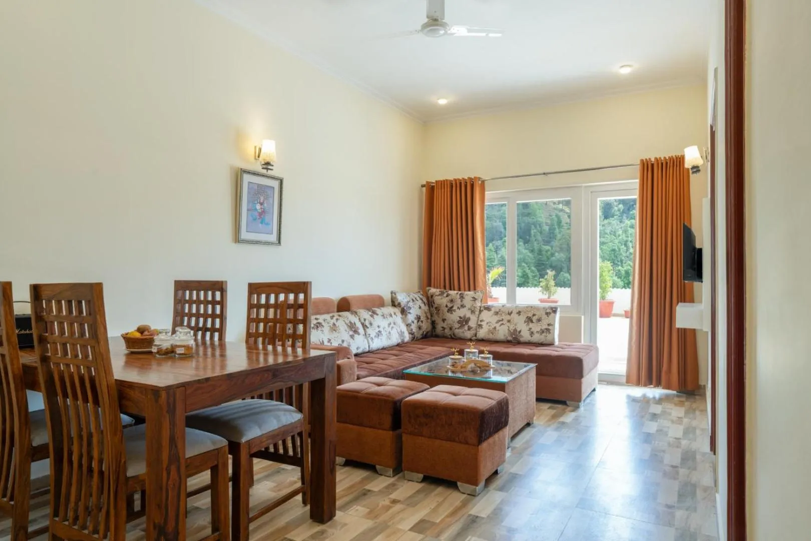 Living room in Clarks Inn Bhowali, Nainital
