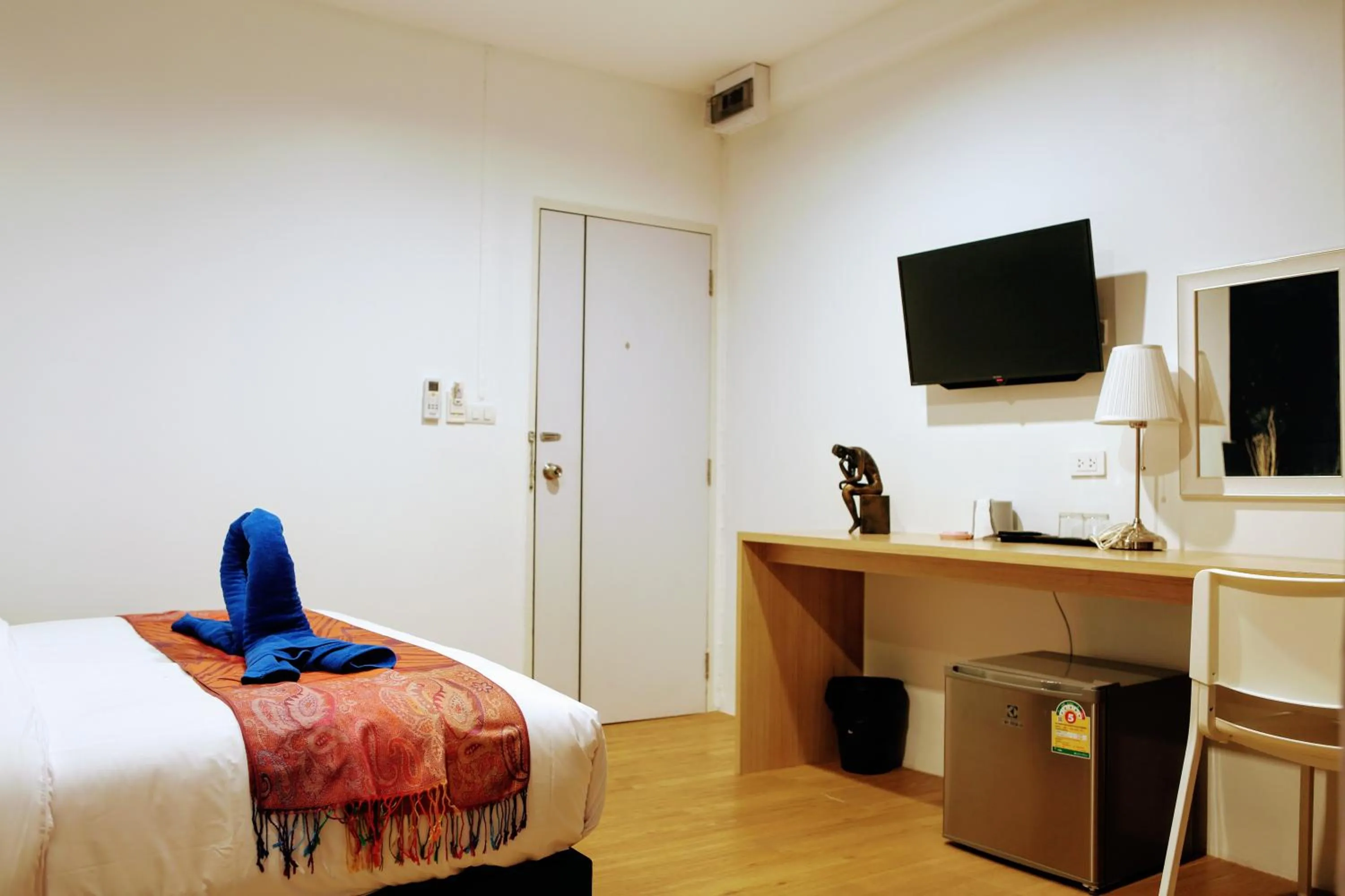 Photo of the whole room, Bed in The Resto