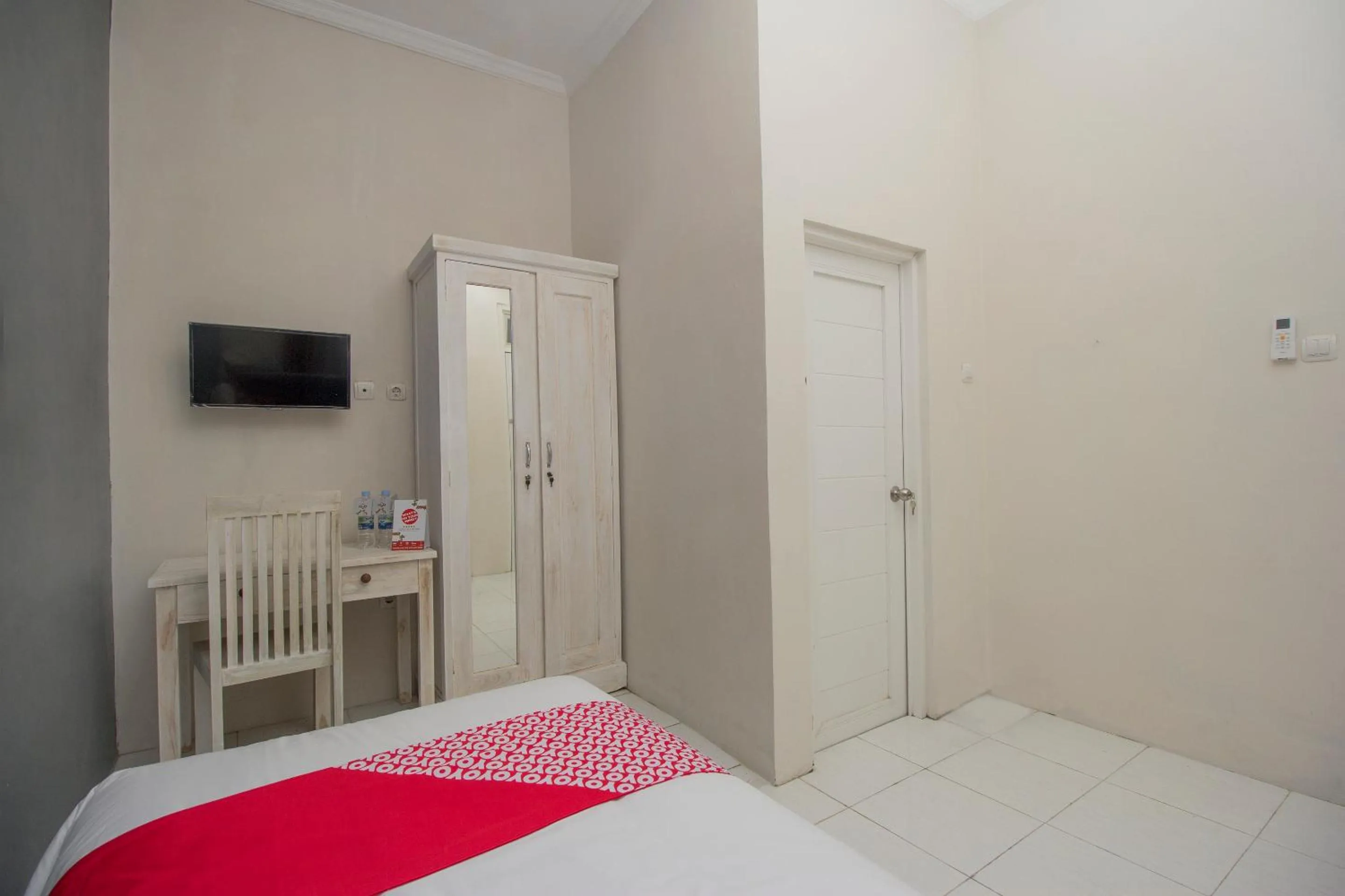 Bed, TV/Entertainment Center in OYO 647 Irooms Homestay