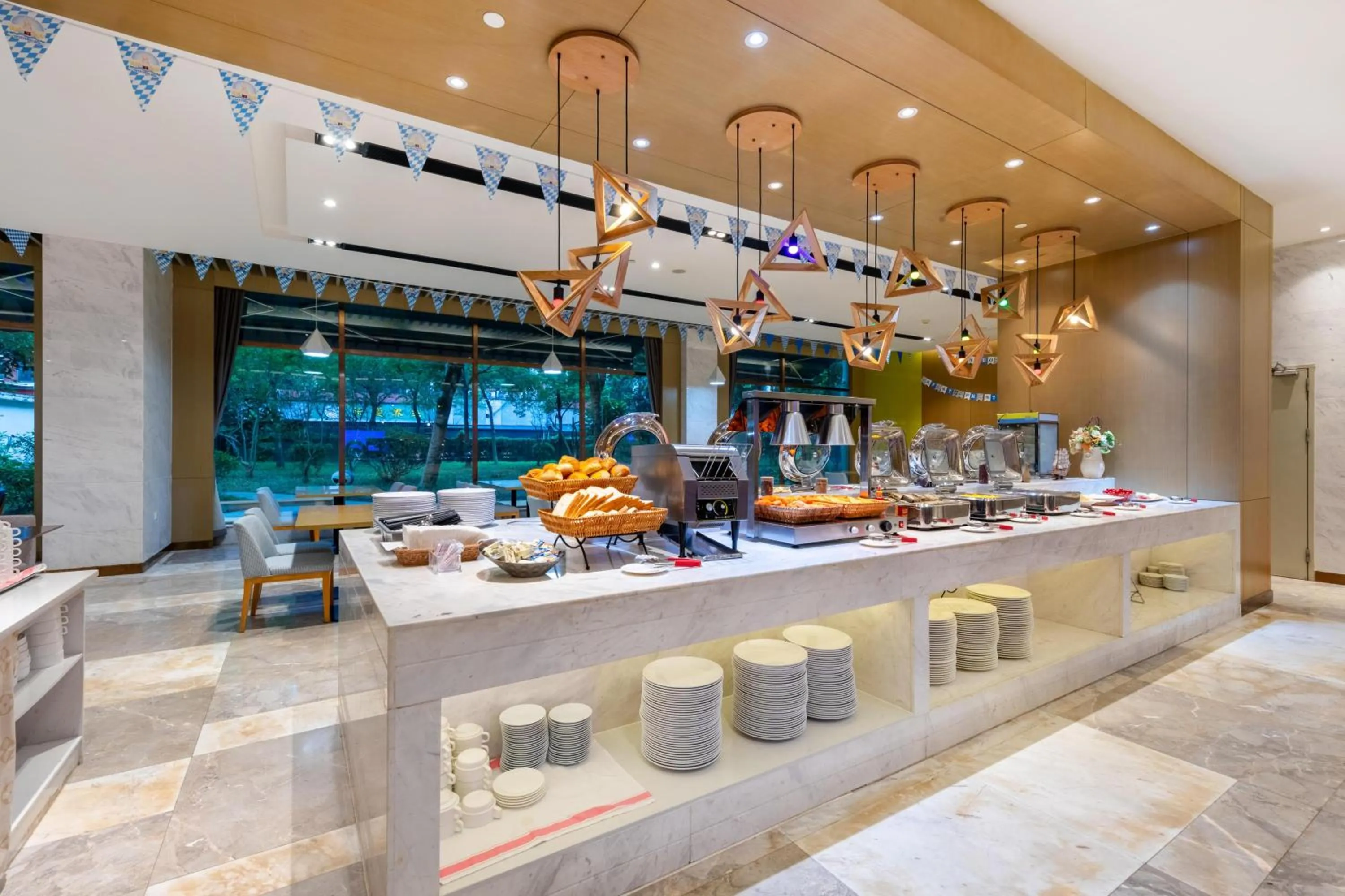 Restaurant/places to eat in Guangzhou Baiyun Airport Rejoice by Argyle Hotel Rehe Metro Exit B --Free shuttle bus is provided during the 138th Canton Fair