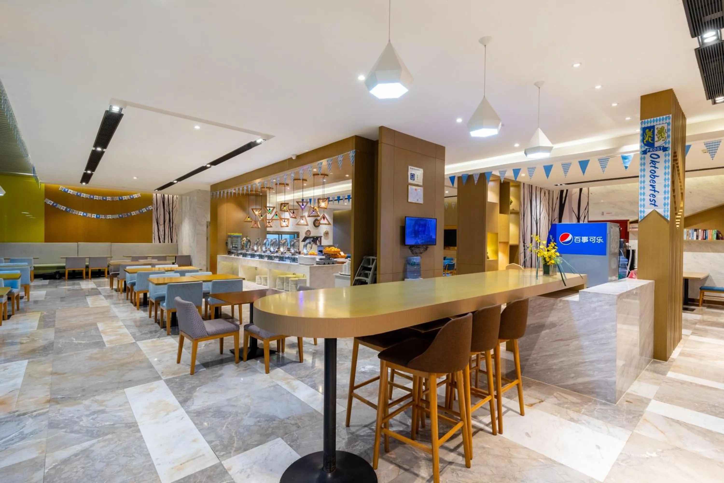 Restaurant/places to eat in Guangzhou Baiyun Airport Rejoice by Argyle Hotel Rehe Metro Exit B --Free shuttle bus is provided during the 138th Canton Fair