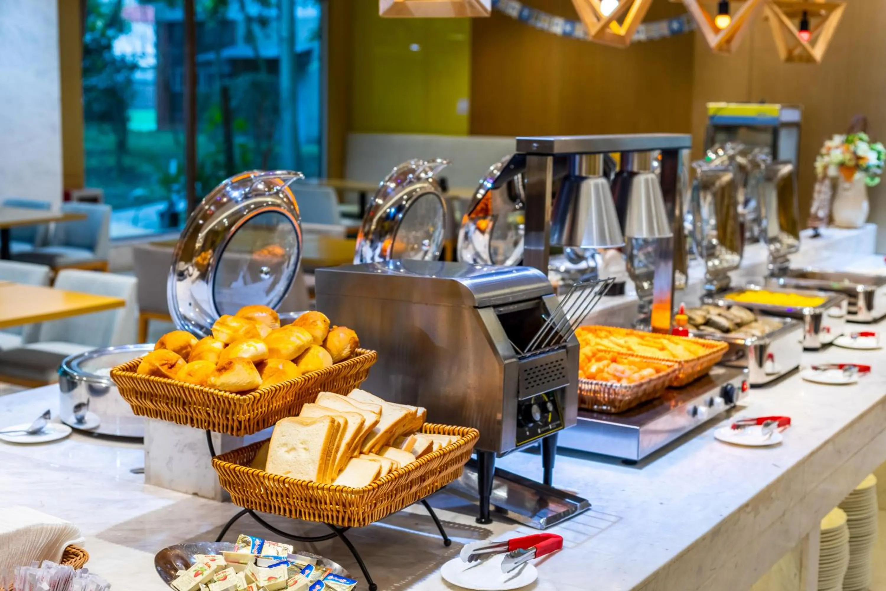 Breakfast in Guangzhou Baiyun Airport Rejoice by Argyle Hotel Rehe Metro Exit B --Free shuttle bus is provided during the 138th Canton Fair