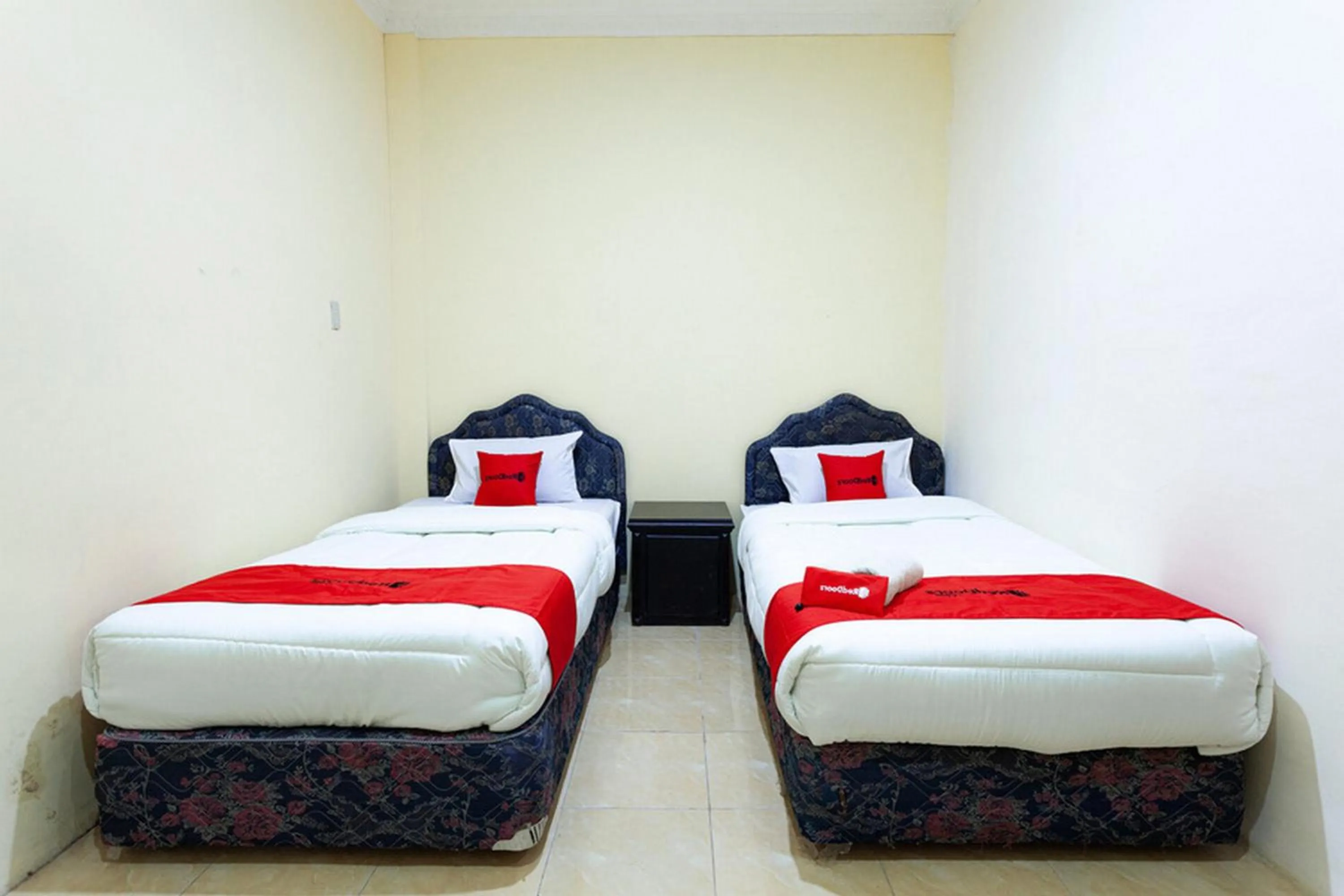 Bed in RedDoorz near Yuki Simpang Raya Mall Medan 2