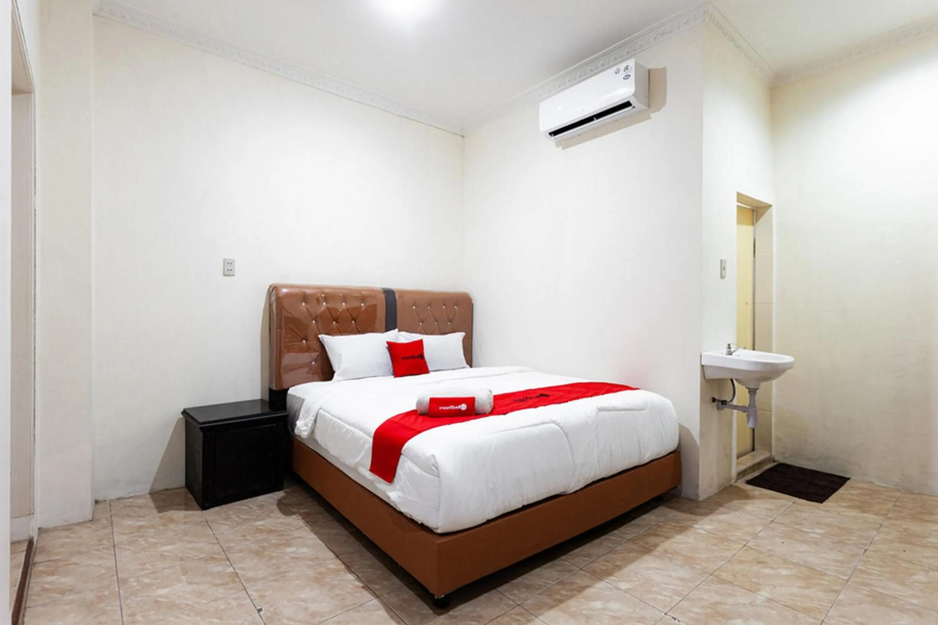 Bed in RedDoorz near Yuki Simpang Raya Mall Medan 2