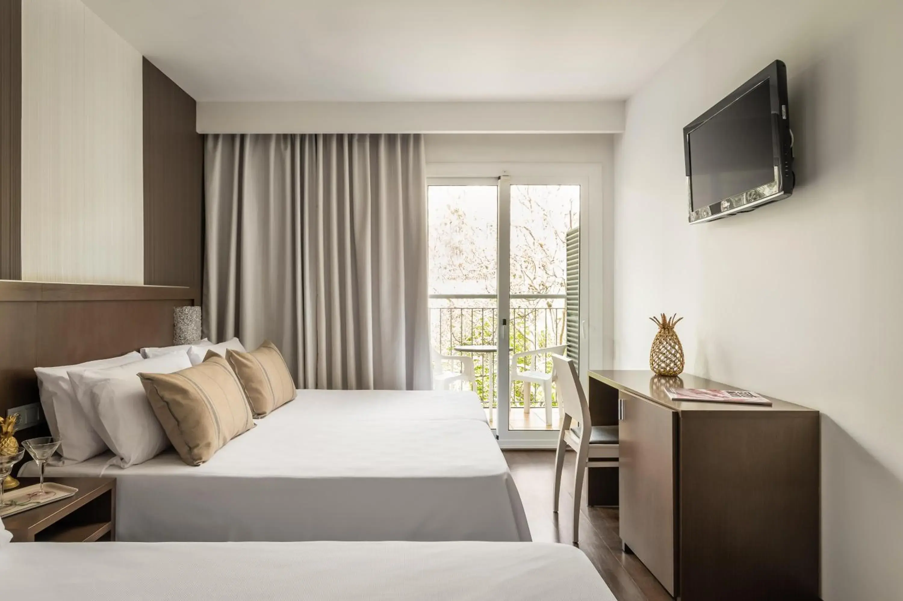 Photo of the whole room, Bed in ALEGRIA Mariner Adults Only Photo of the whole room, Bed in ALEGRIA Mariner Adults Only