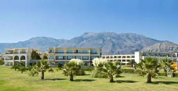 Facade/entrance in Vantaris Palace Facade/entrance in Vantaris Palace