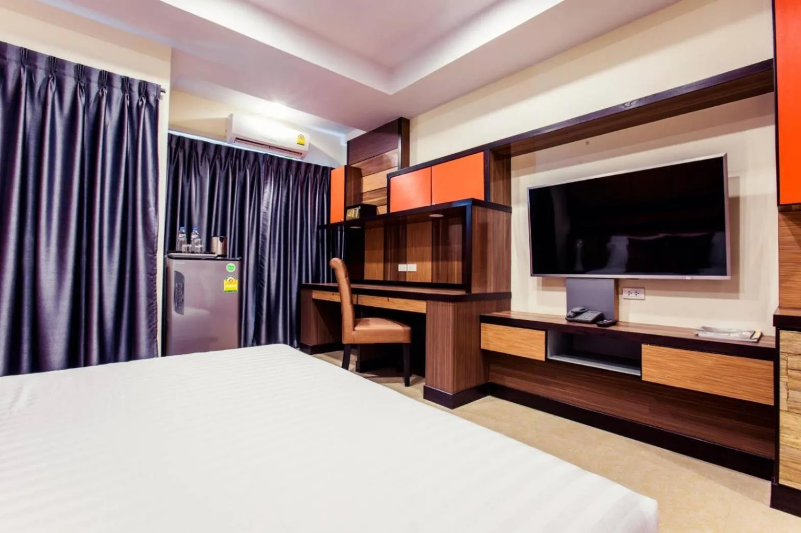 TV and multimedia, Bed in Grand Parazo Hotel Suvarnbhumi Airport